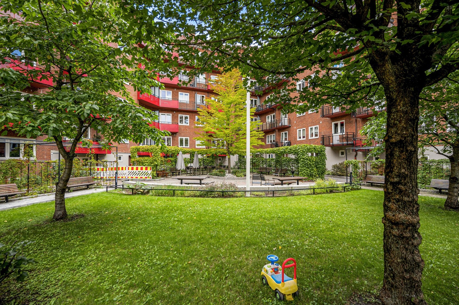 På de varmeste sommerdagene er det deilig å ta med godboken ut og nyte sommeren i bakgården. Galleribilde