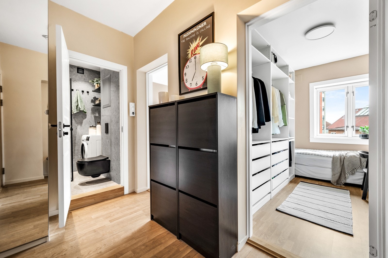 Gangen gir deg gode oppbevaringsmuligheter. I tillegg har du to eksterne boder på totalt 8,7 kvm! Galleribilde