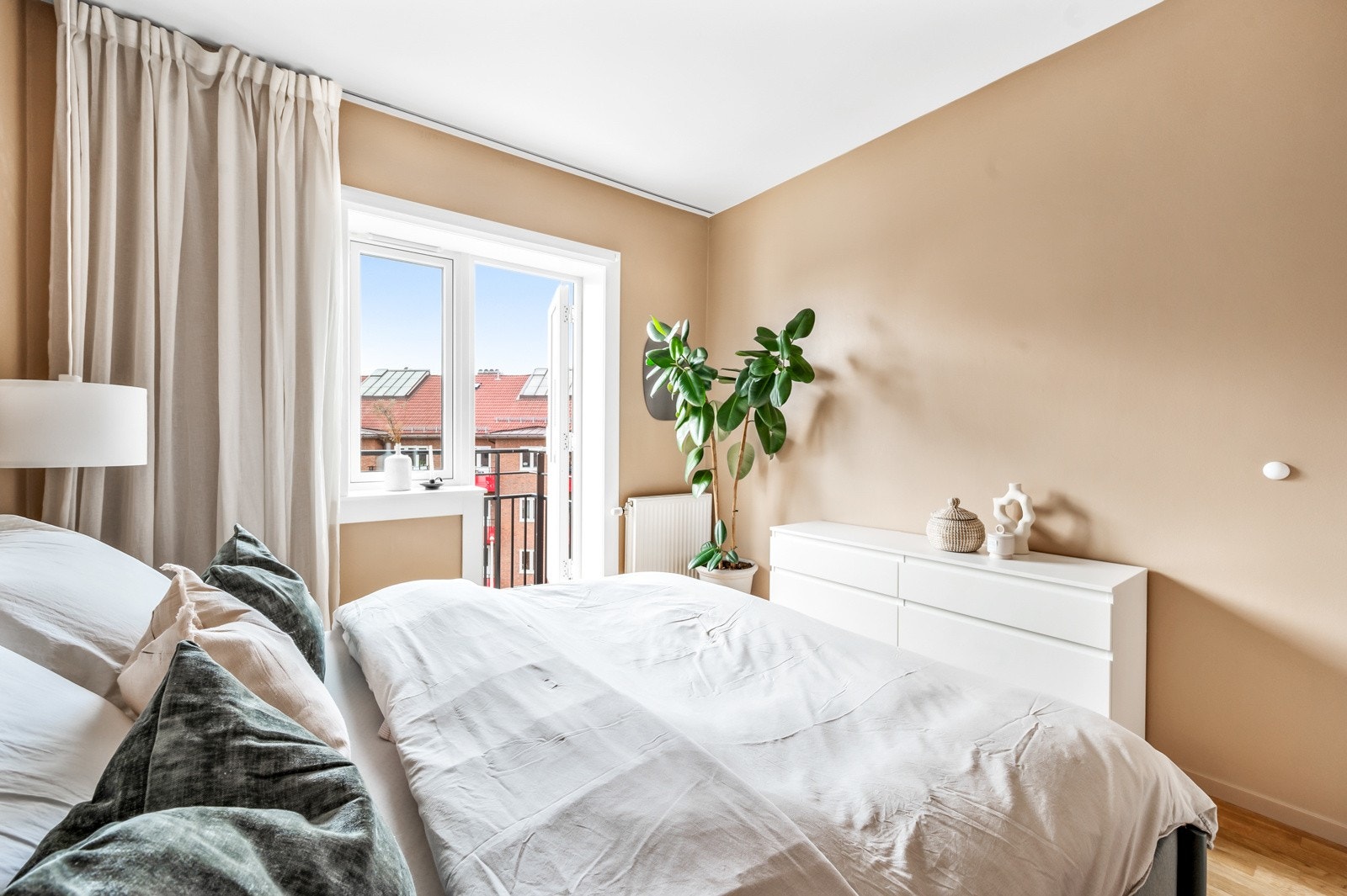 Nåværende eier har en kommode for klesoppbevaring, men her er også plass til større garderobeskap ved behov. Galleribilde