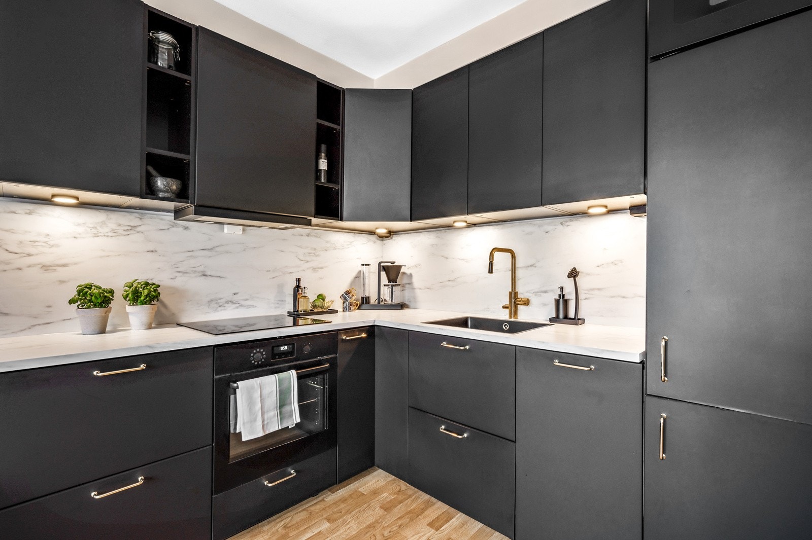 Her har du rikelig med både skap- og benkeplass, og de fine arbeidsflatene gjør kokkeleringen lekende lett! Galleribilde