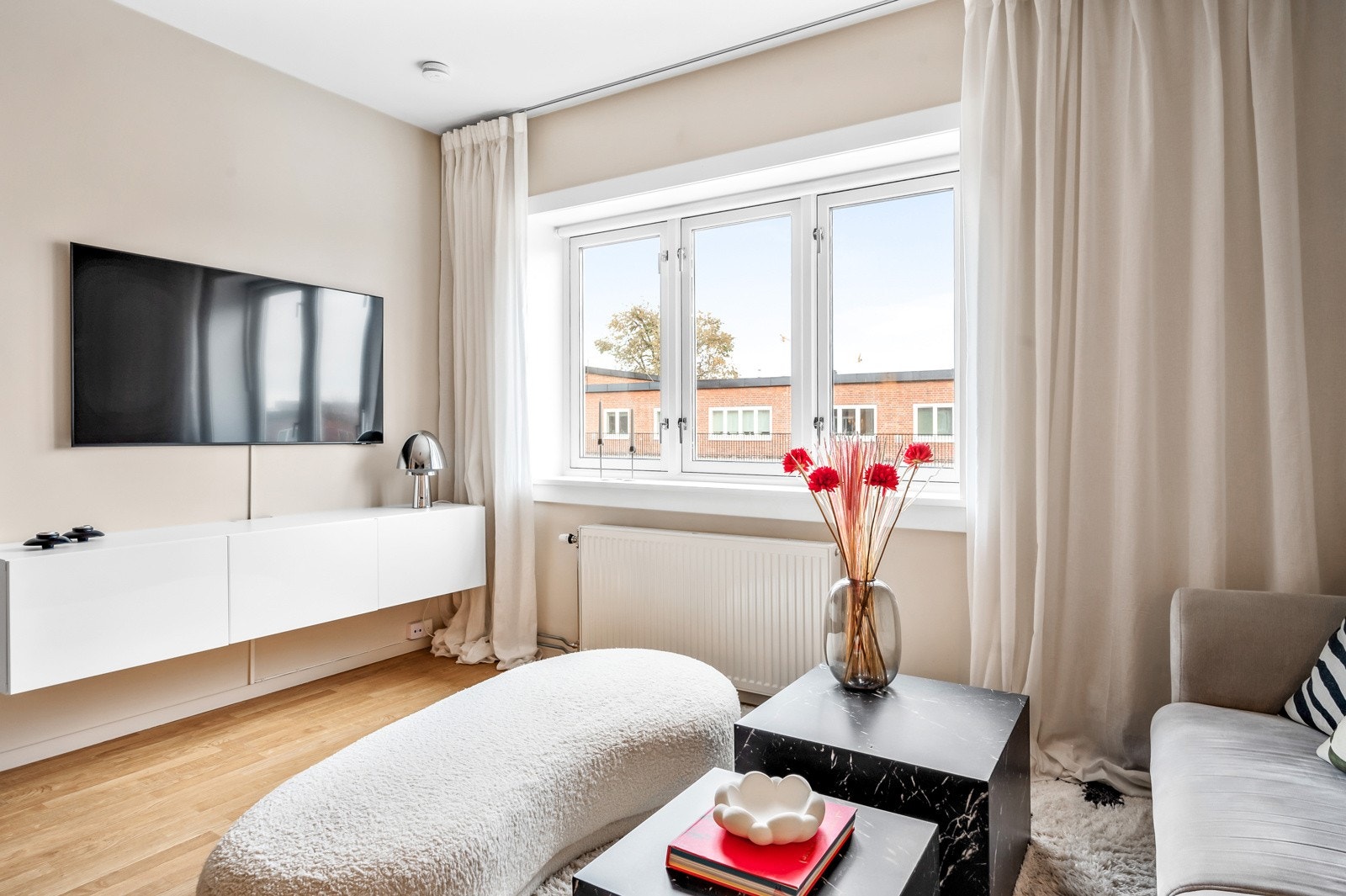 For TV-titterne i familien, har du en naturlig del av stuen for TV'en. Selv om den skulle være på hele 65'' så har du mer enn god nok plass! Galleribilde