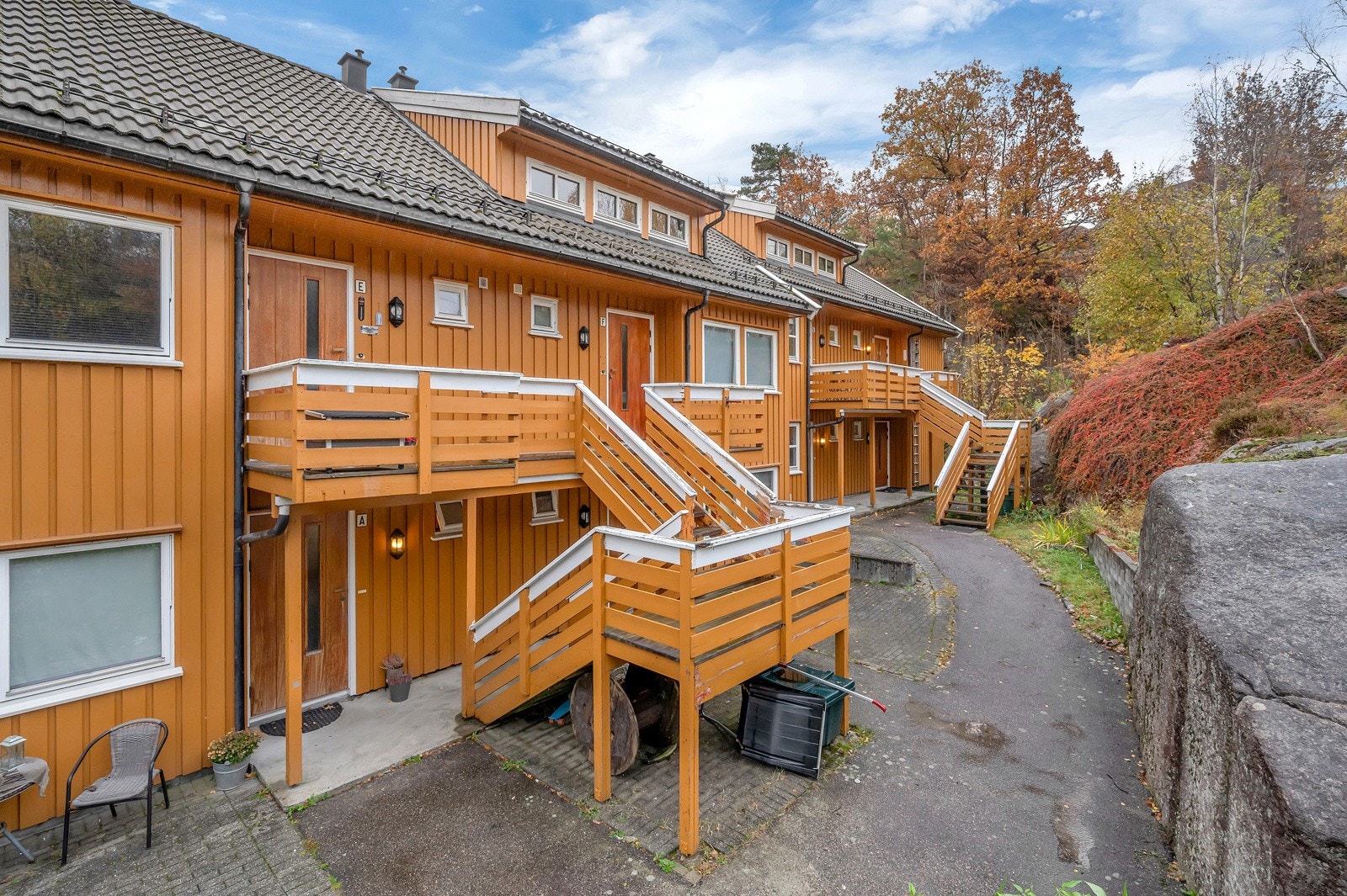 Leiligheten ligger i 2 etasje og loftsetasje Galleribilde