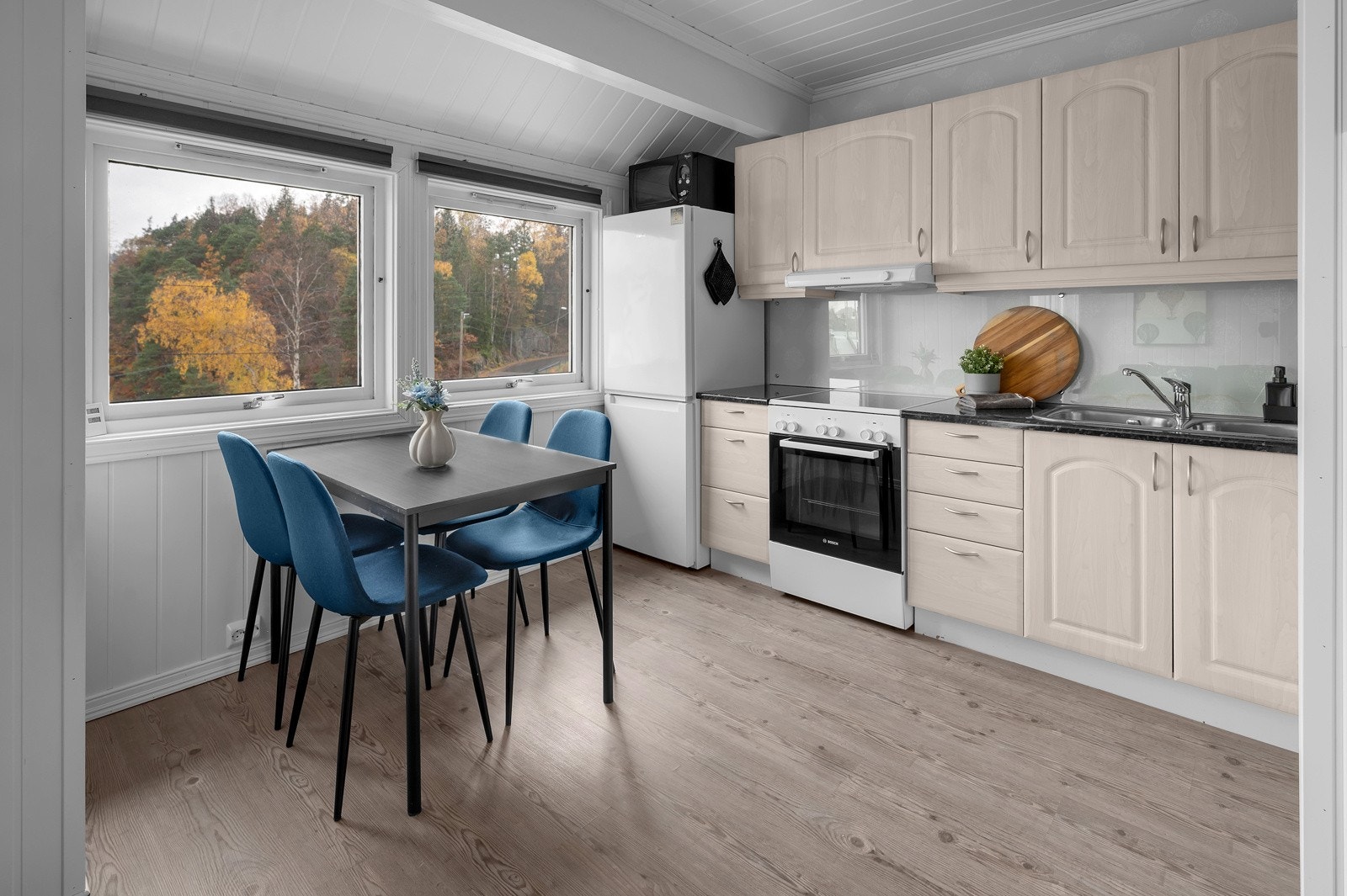 Spisebord og flott utsyn Galleribilde