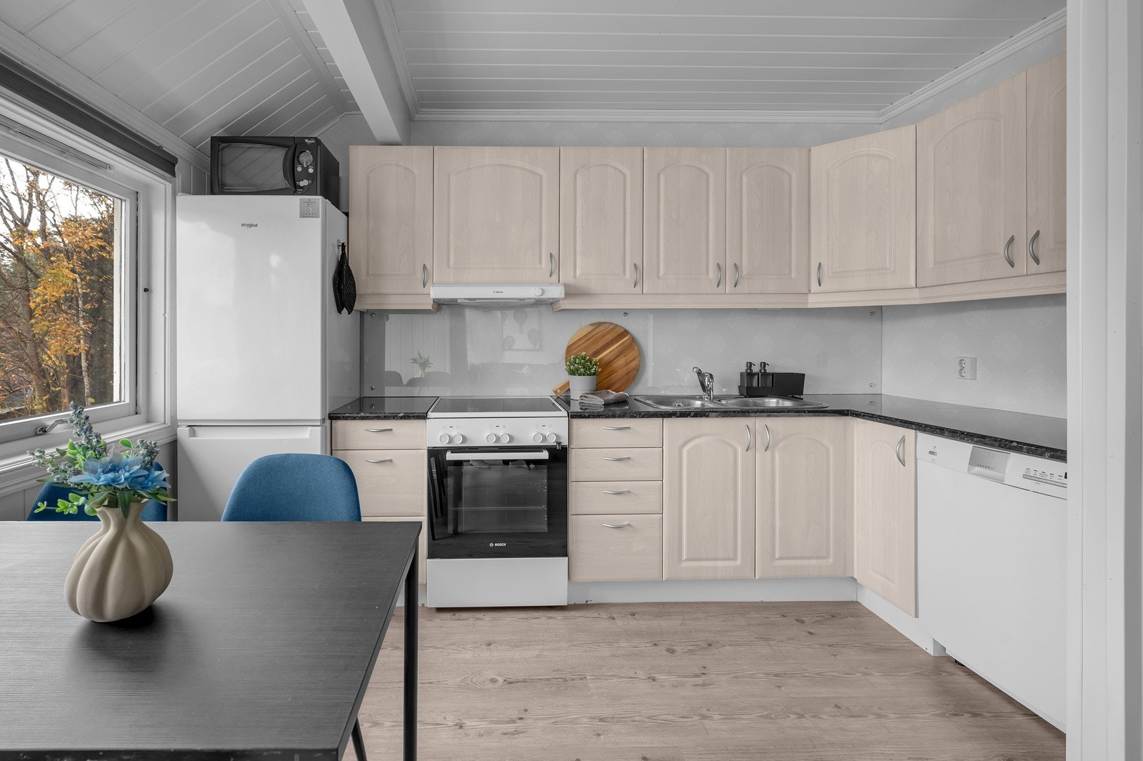 Kjøleskap, komfyr og oppvaskmaskin følger med i handelen Galleribilde