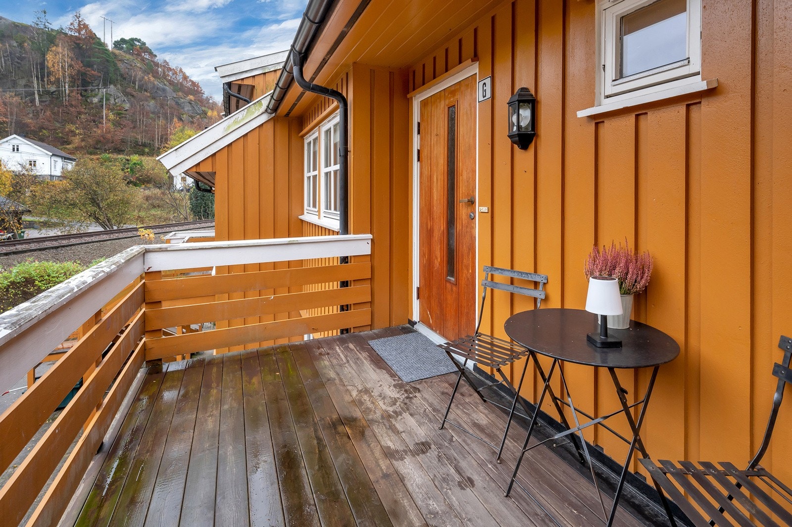 Veranda og sittegruppe ved inngangsdøren til leiligheten Galleribilde