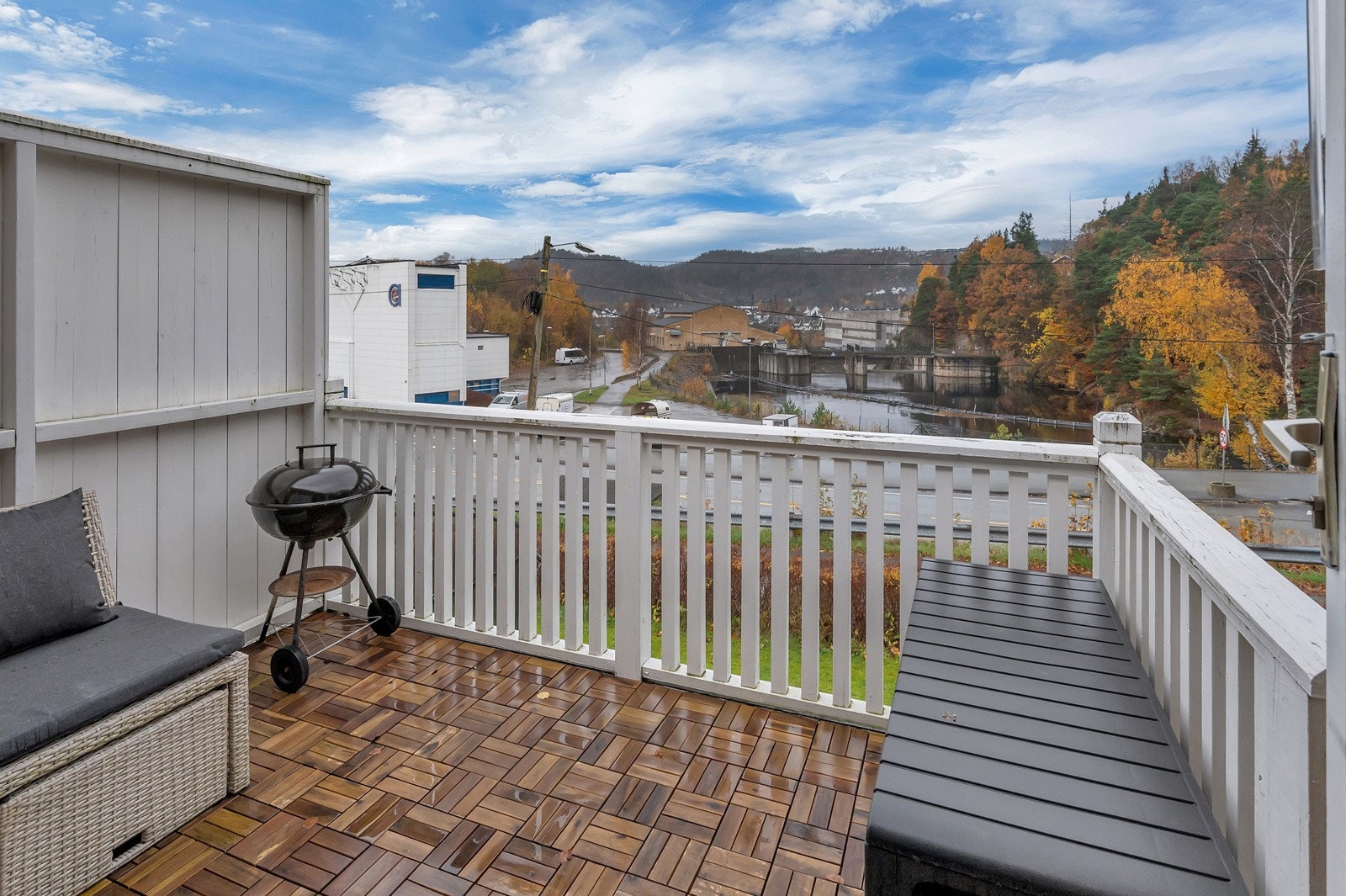 Solrik veranda med utsikt mot Otra Galleribilde