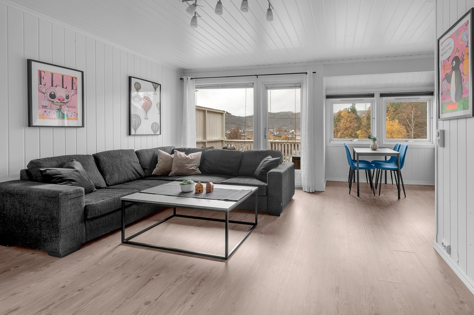 Romslig stue med store vindusflater og utsikt Galleribilde