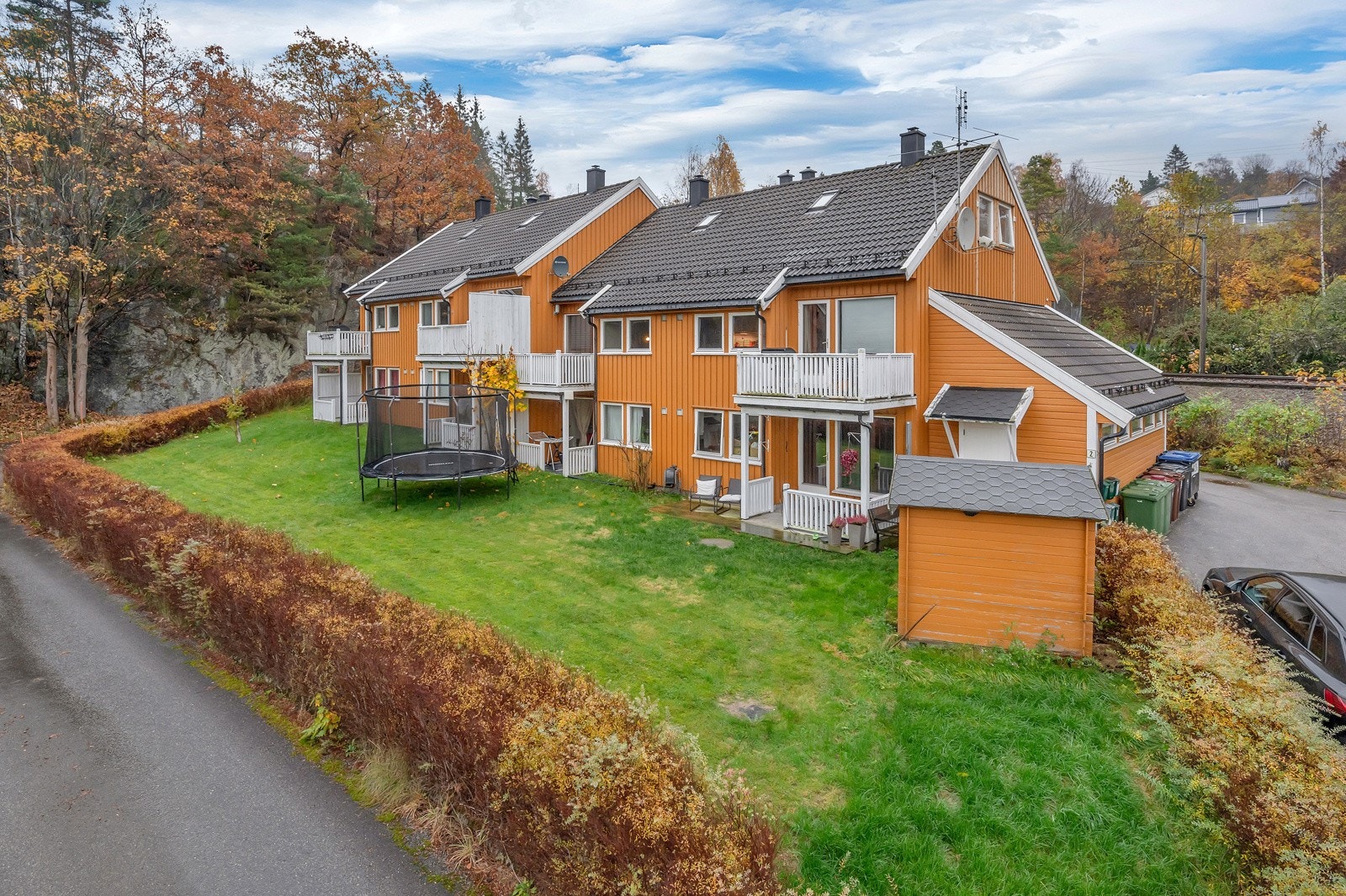 Hunsfos Næringspark ligger noen få minutters gange unna leiligheten. Busstopp med hyppige avganger. Ca 16 km til Kristiansand Sentrum Galleribilde
