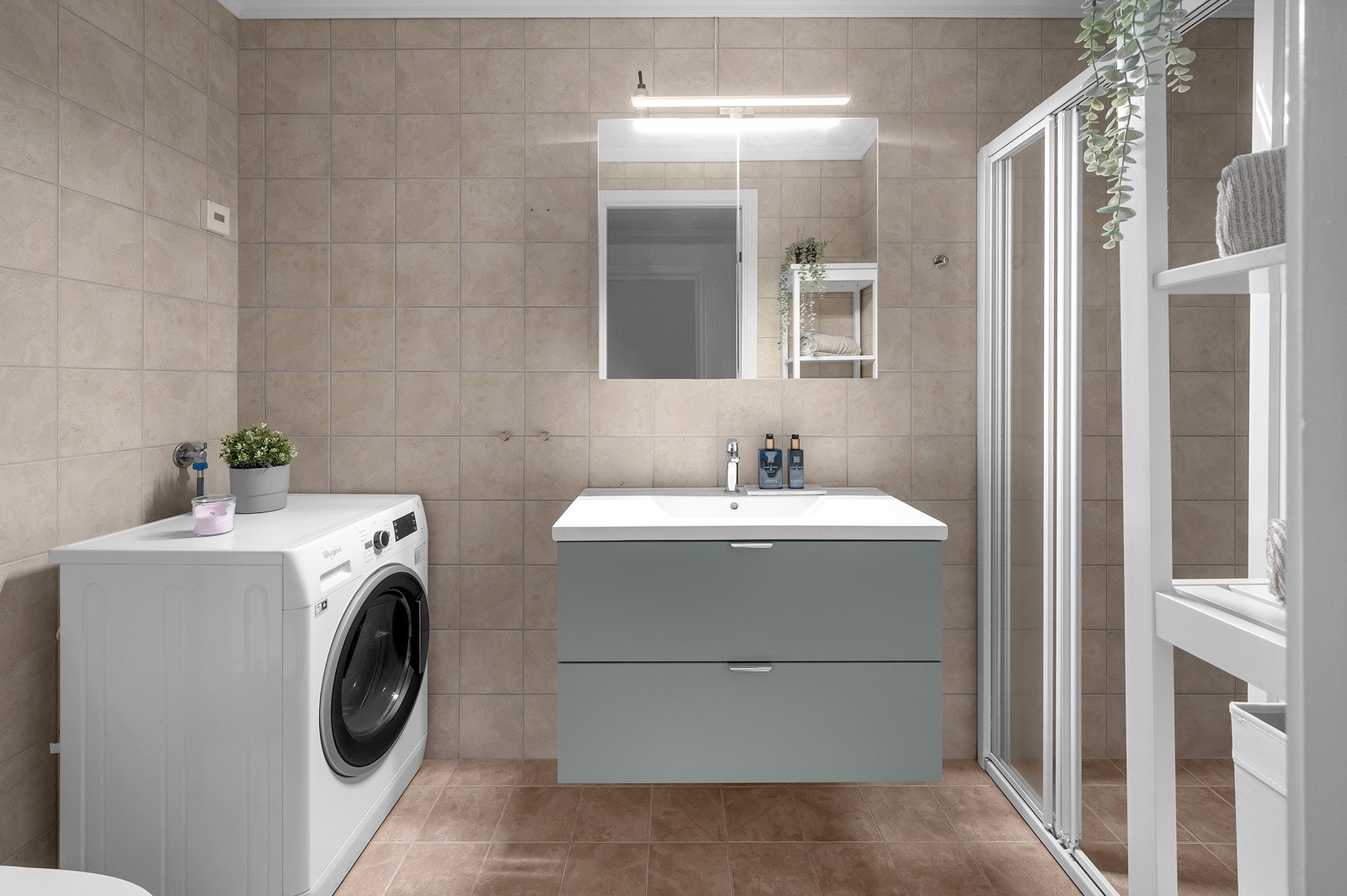 Flott fliselagt bad. Baderomsinnredning fra 2023 Galleribilde