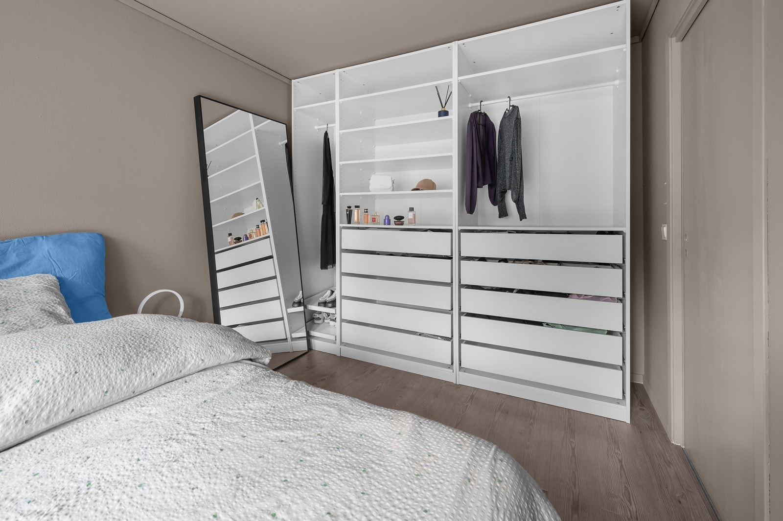 God plass til dobbeltseng og garderobe Galleribilde