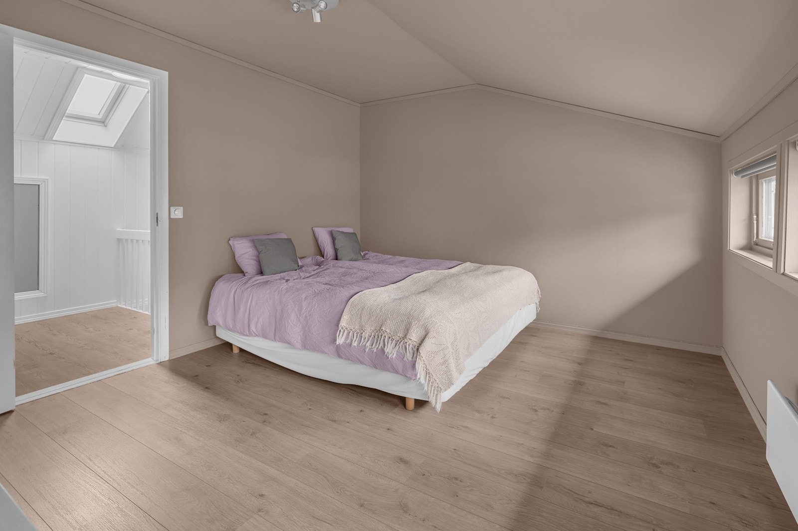 Nyere gulv og nymalte vegger Galleribilde