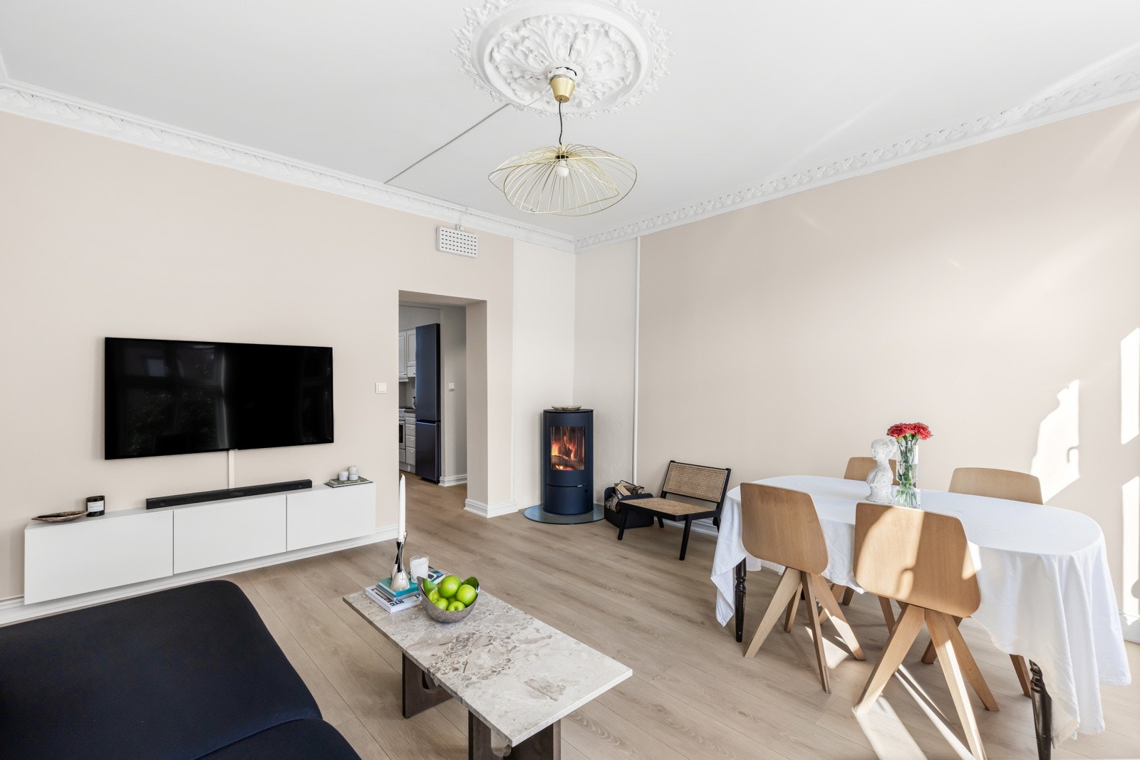 Rommet har god plass til sofamøblement og spisebord. Galleribilde