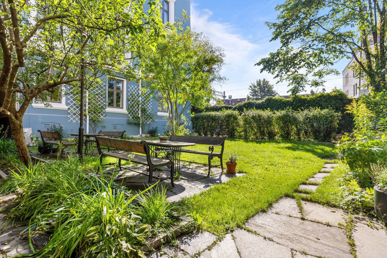 Sittegrupper i bakgården. Galleribilde