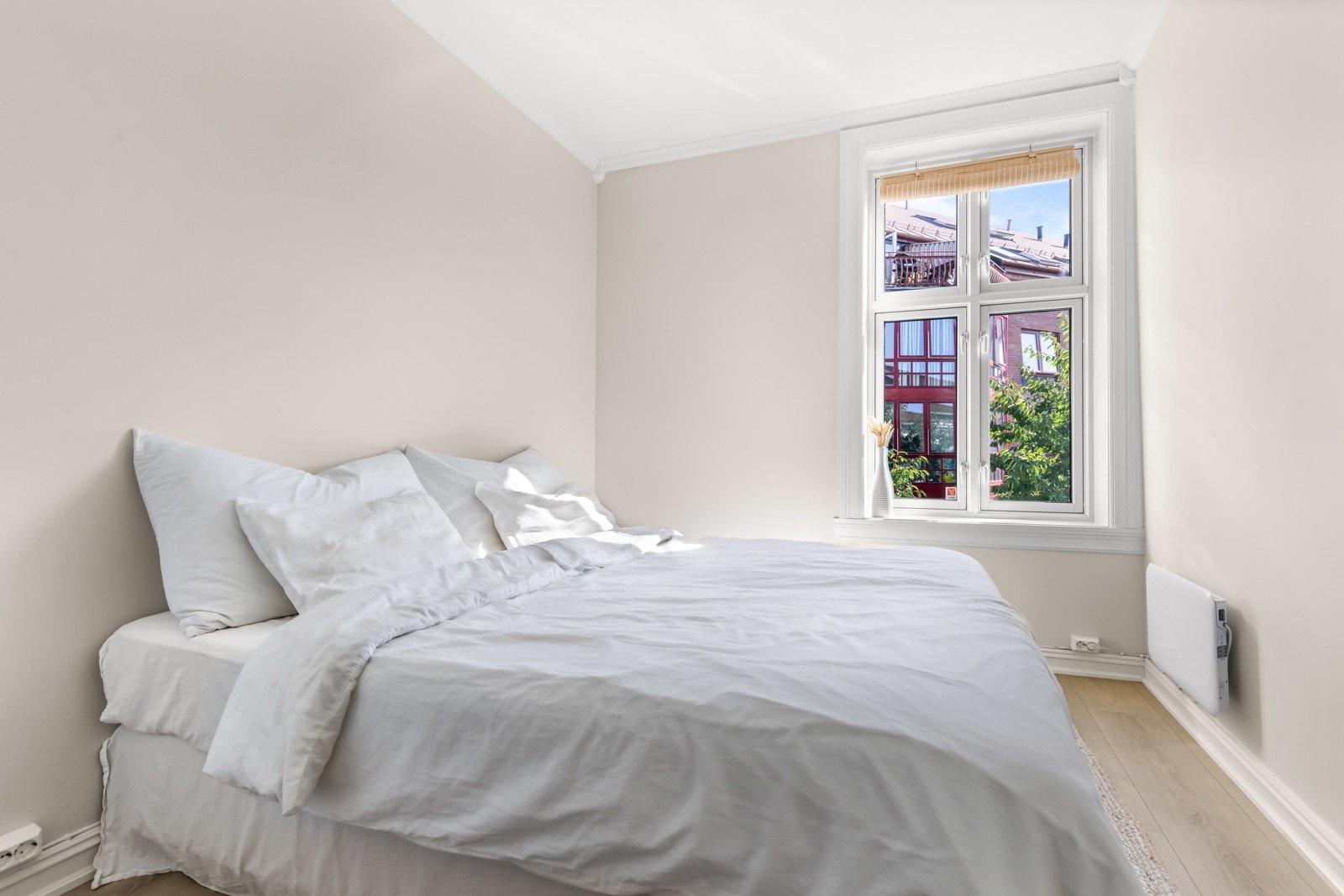 Soverommet er av god størrelse, og har to medfølgende garderobeskap. Galleribilde