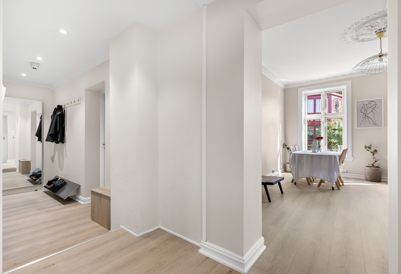 Leiligheten har gjennomgående planløsning, som sørger for rikelig med naturlig dagslys i boligen. Galleribilde