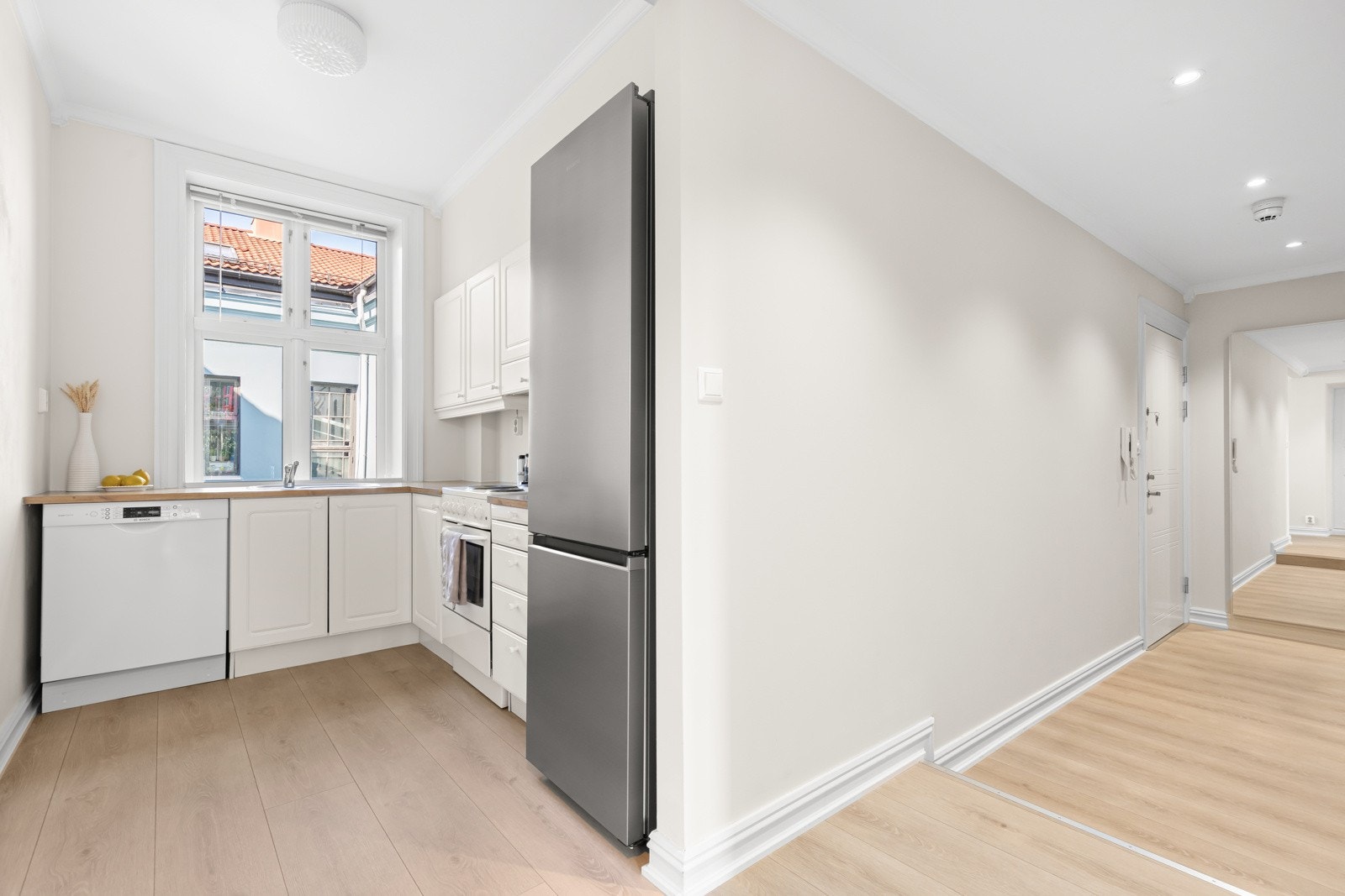 LED-downlights på bad og i entrè/gang er nye i 2022, samt nye stikkontakter og dimmere i entrè, stue og soverom i 2021. Gjort av fagfolk. Galleribilde