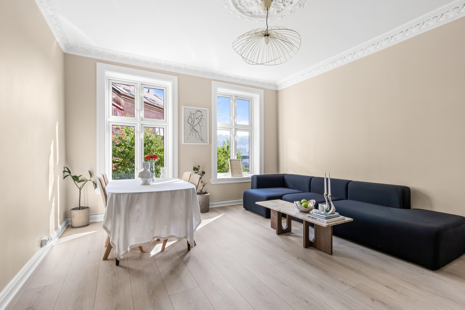 Leiligheten har nymalte overflater og nytt laminatgulv fra 2021-2022. Galleribilde