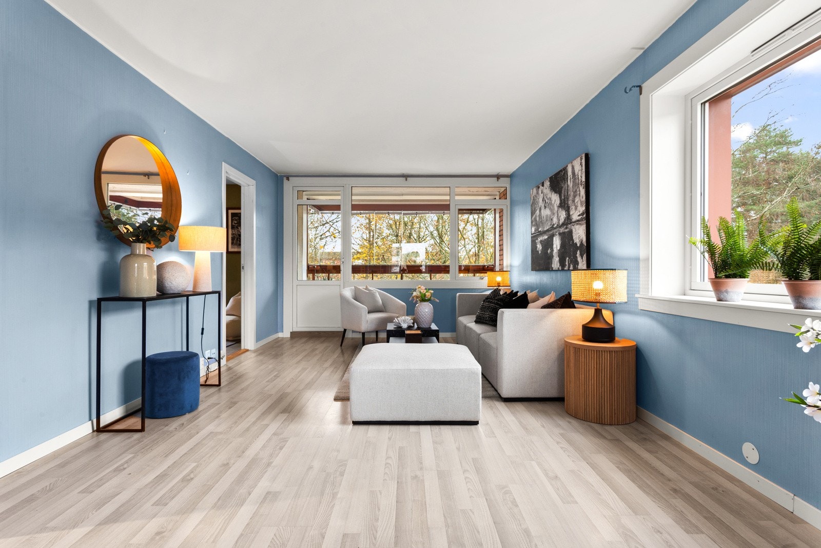 Plasseringen på enden sørger for fine lysforhold. Vinduene og balkongdøren ble skiftet i regi av borettslaget i 2017. Galleribilde