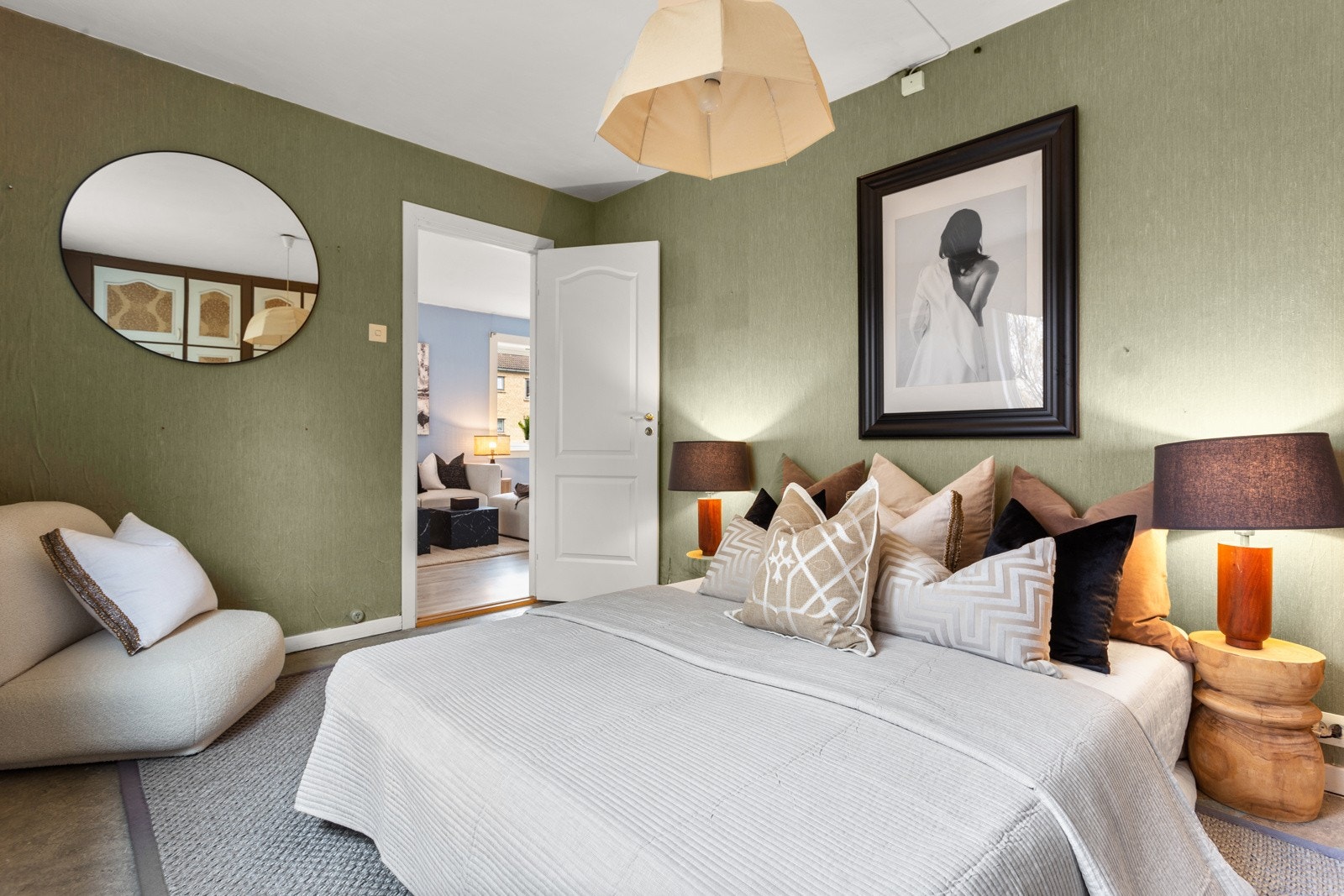 Hovedsoverommet har god plass til dobbeltseng og det er oppbevaringsplass i innbygget garderobeskap. Galleribilde