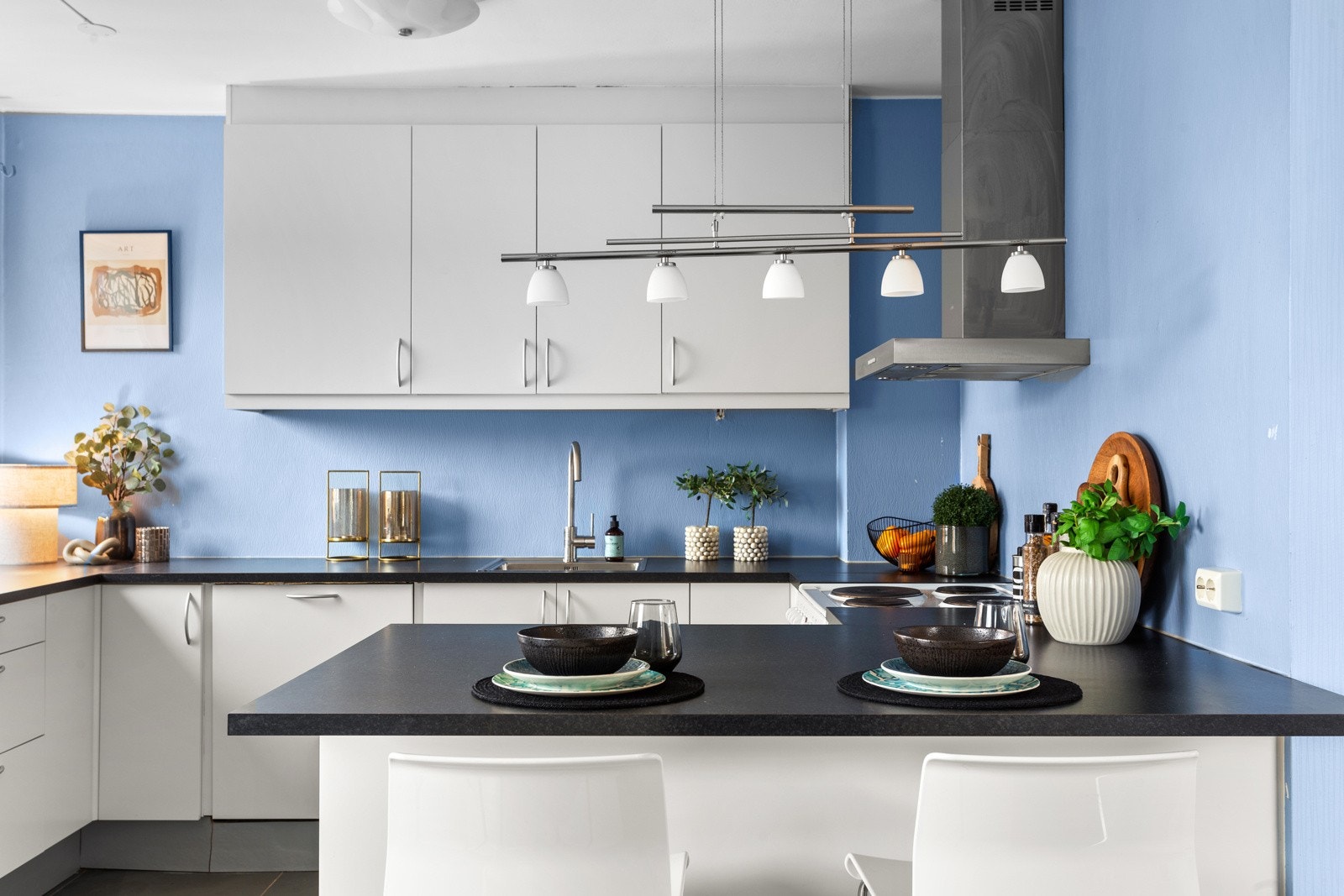 Selve kjøkkeninnredningen, som er fra HTH, har godt med skap- og benkeplass og en sosial barløsning ut mot spiseplassen. Galleribilde