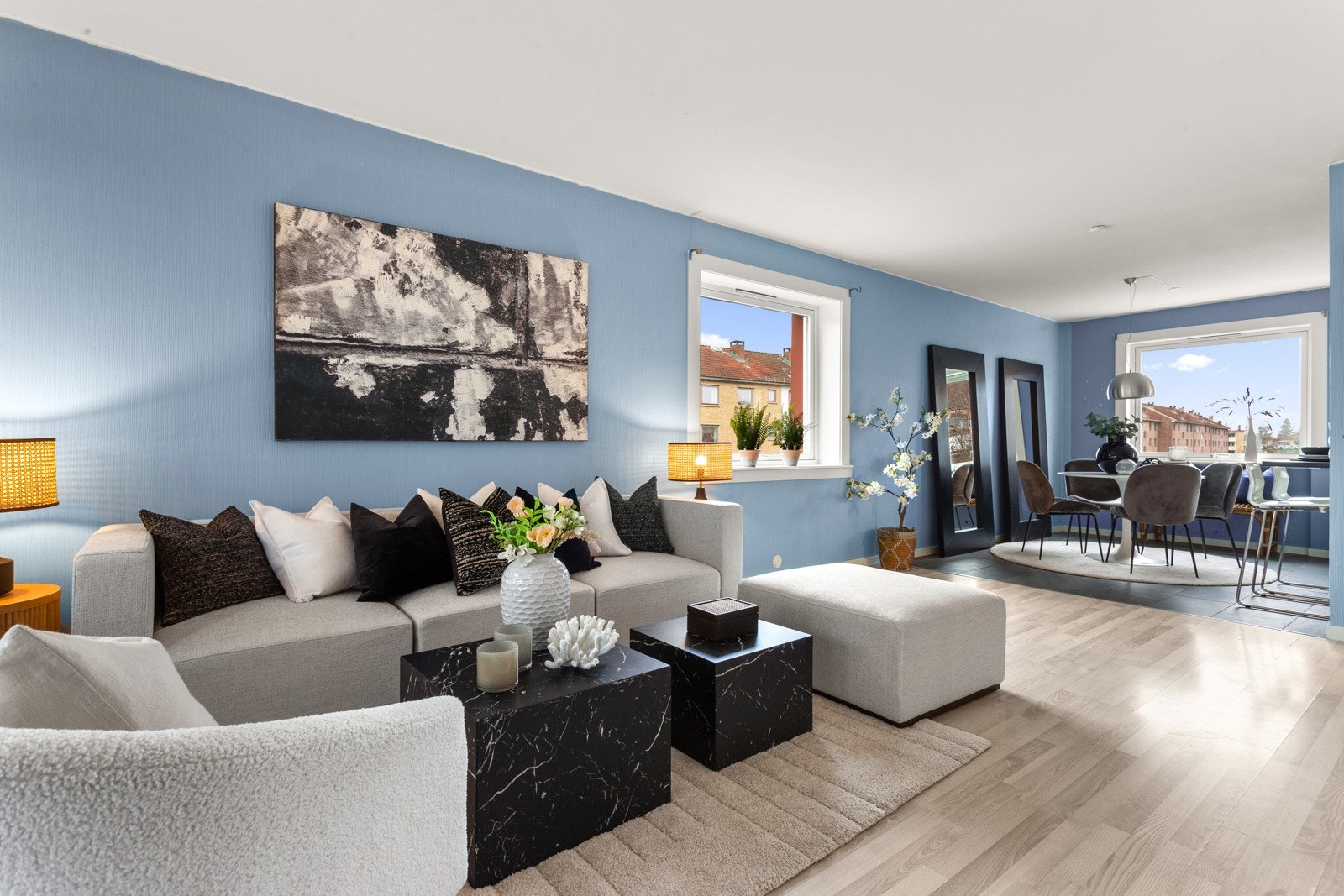 Stuen har videre laminatgulv og god plass til sofagruppe med tv-løsning til. Galleribilde