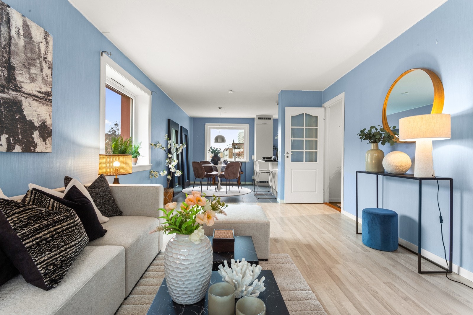 Fra entreen er det dør med glass inn til en gjennomgående stue med åpen kjøkkenløsning. Galleribilde