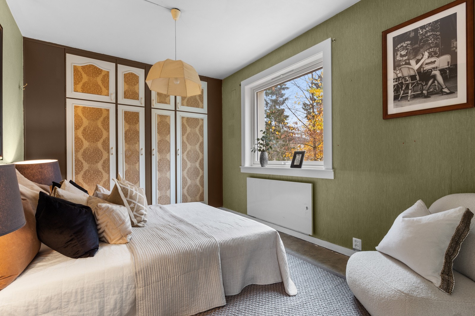 Leiligheten har to soverom som ligger i hver sin ende, noe som gir mer privatliv innad i familien og ved gjestebesøk. Galleribilde