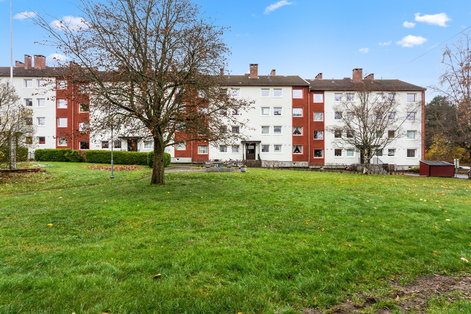 Borettslaget fellesarealer har store gressplener med både hekker, trær og utebelysning. Blant det grønne er det skjermede og barnevennlige møteplasser med sittegrupper og lekeplasser. Galleribilde