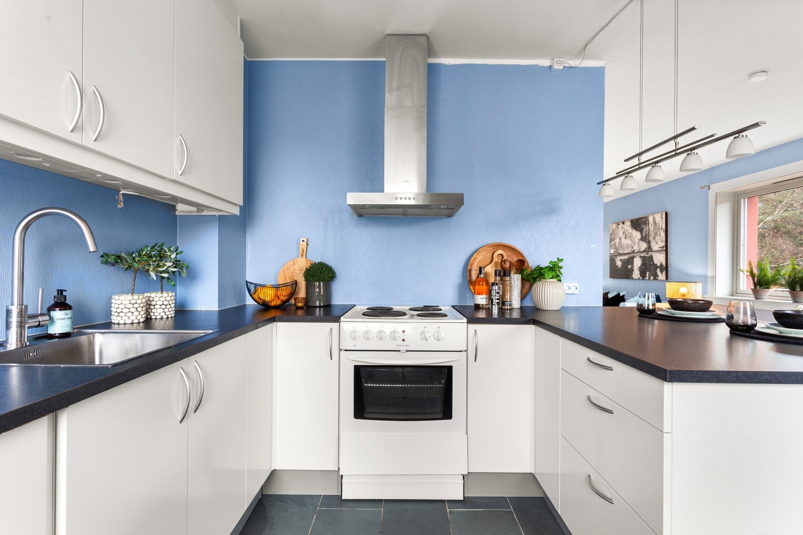 Oppvaskmaskin og kjøl/frys er integrert, og ved komfyrs plass er det avtrekk fra kullfilterventilator. Galleribilde