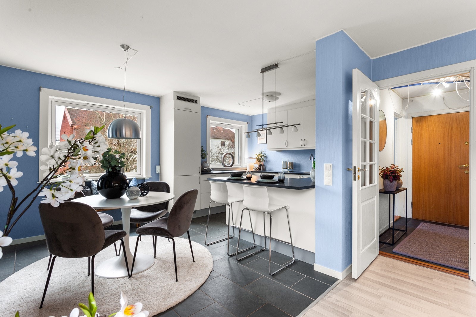 I kjøkkenenden er det gulv av grå fliser og fin plass til spisebord. Galleribilde