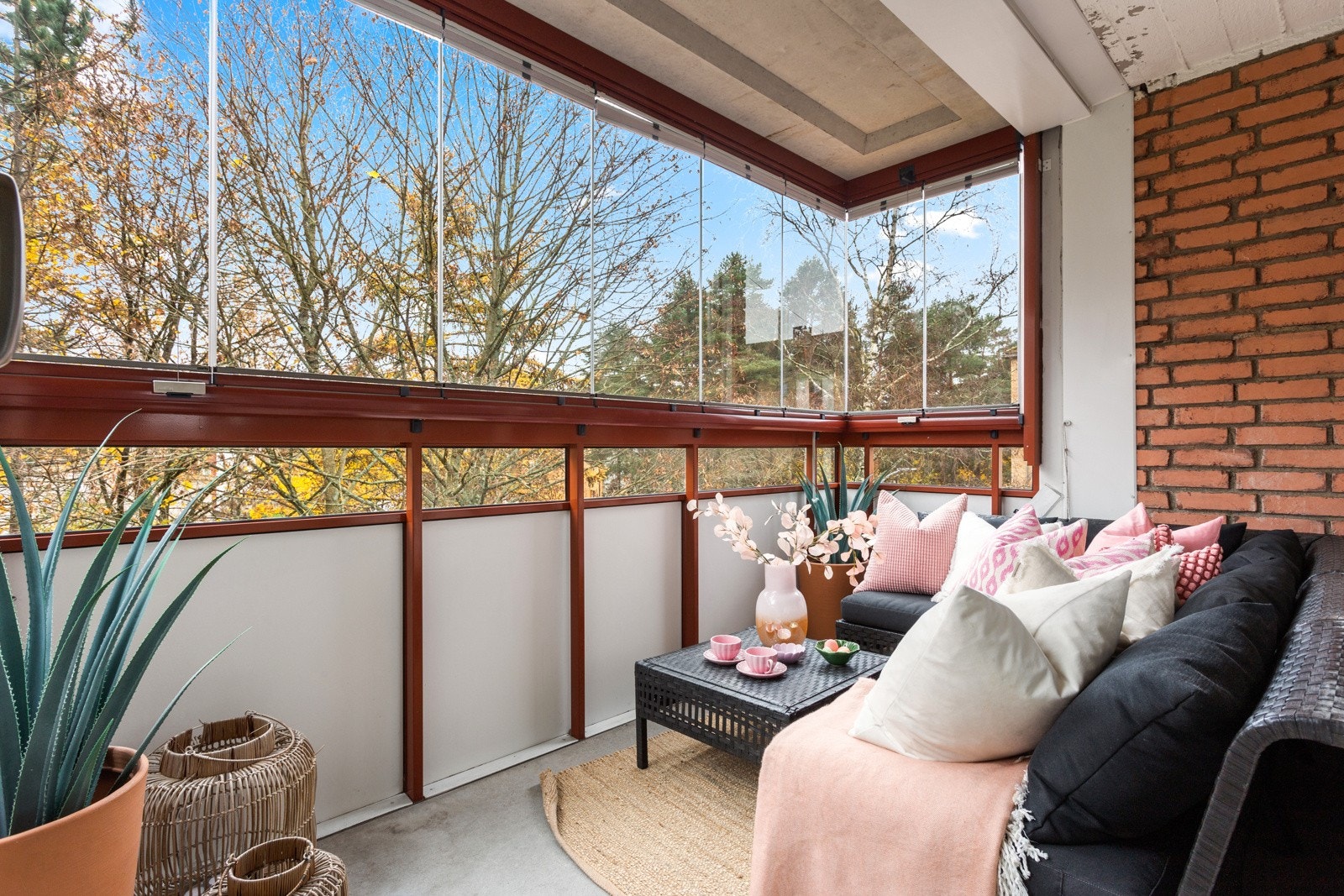 Solbergliveien 93 er en 3-roms, beliggende fint på enden i tredje etasje. Fra stuen er det utgang til sydvestvendt innglasset balkong på 7 kvm. Galleribilde