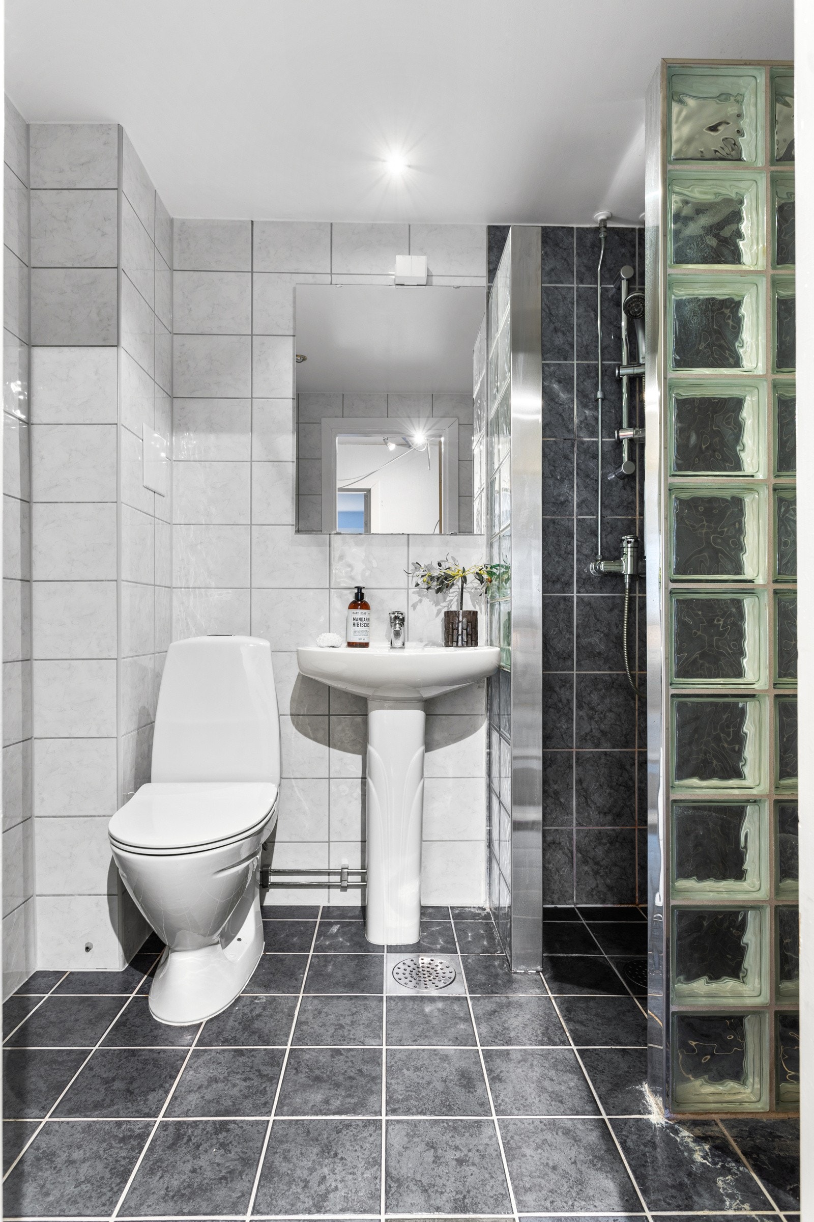 Baderommet ble rehabilitert i regi av borettslaget i perioden 2007-08. Rommet har grå fliser med varmekabler (defekte). Galleribilde