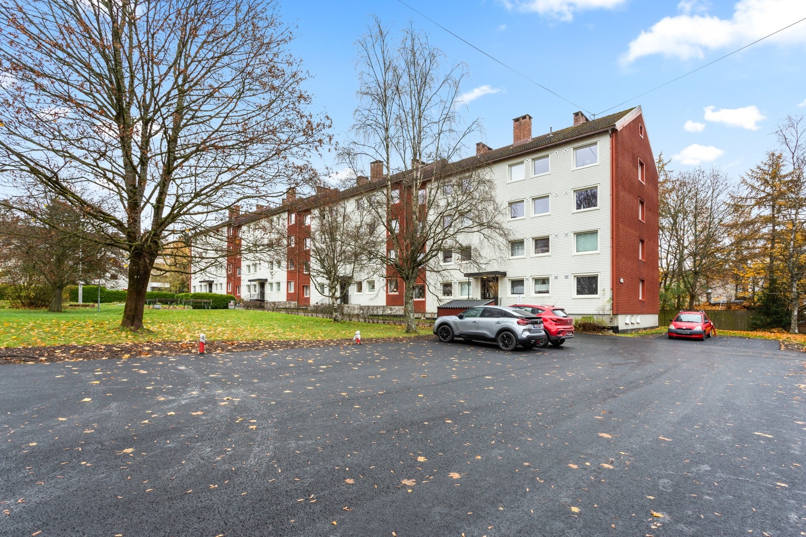 Borettslaget har 79 parkeringsplasser. Plassene fordeles etter venteliste fra styrets leder. Øvrig parkering etter områdets gjeldene regler. Galleribilde