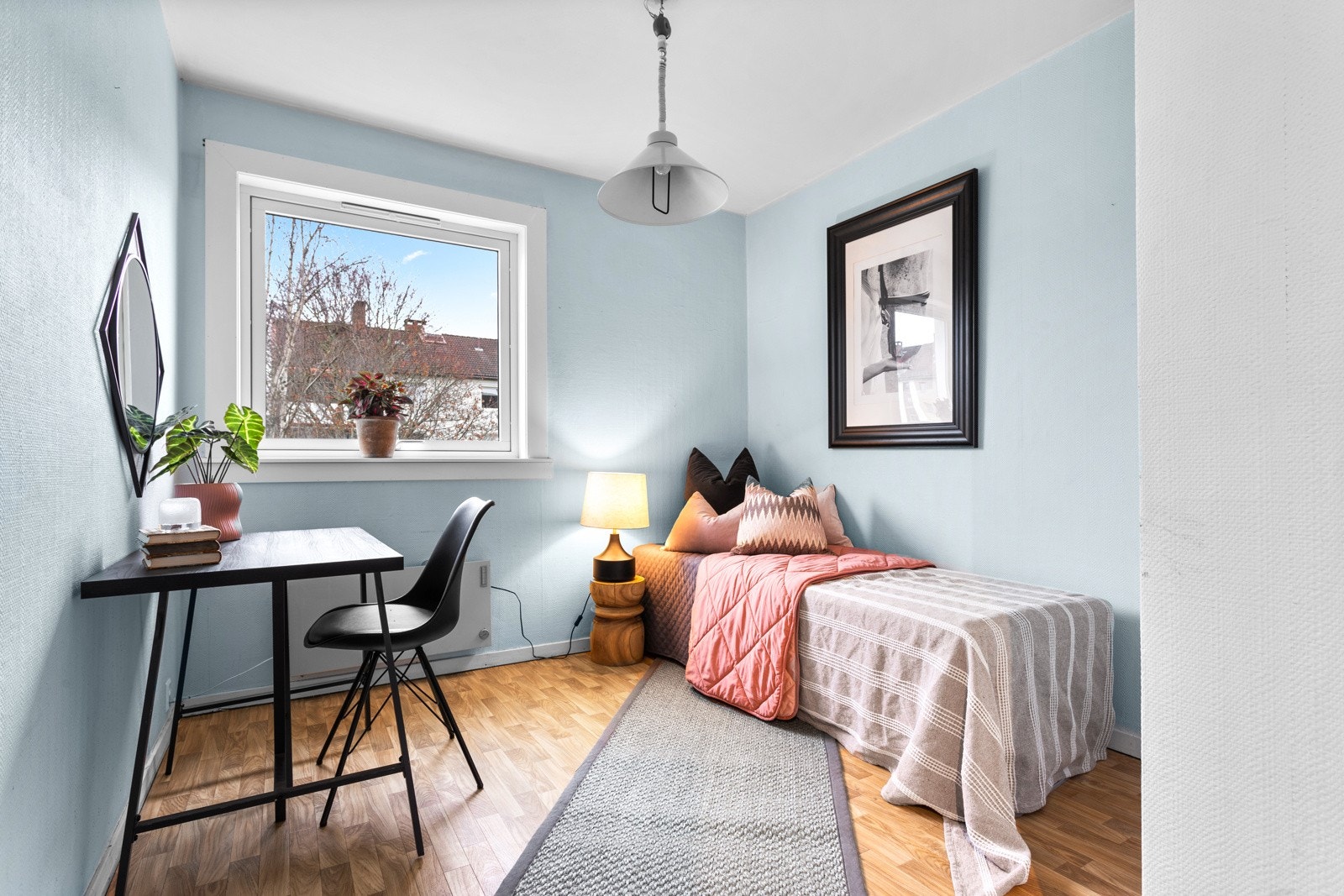 Soverom II er også av god størrelse med plass til seng og kontorpult. Galleribilde