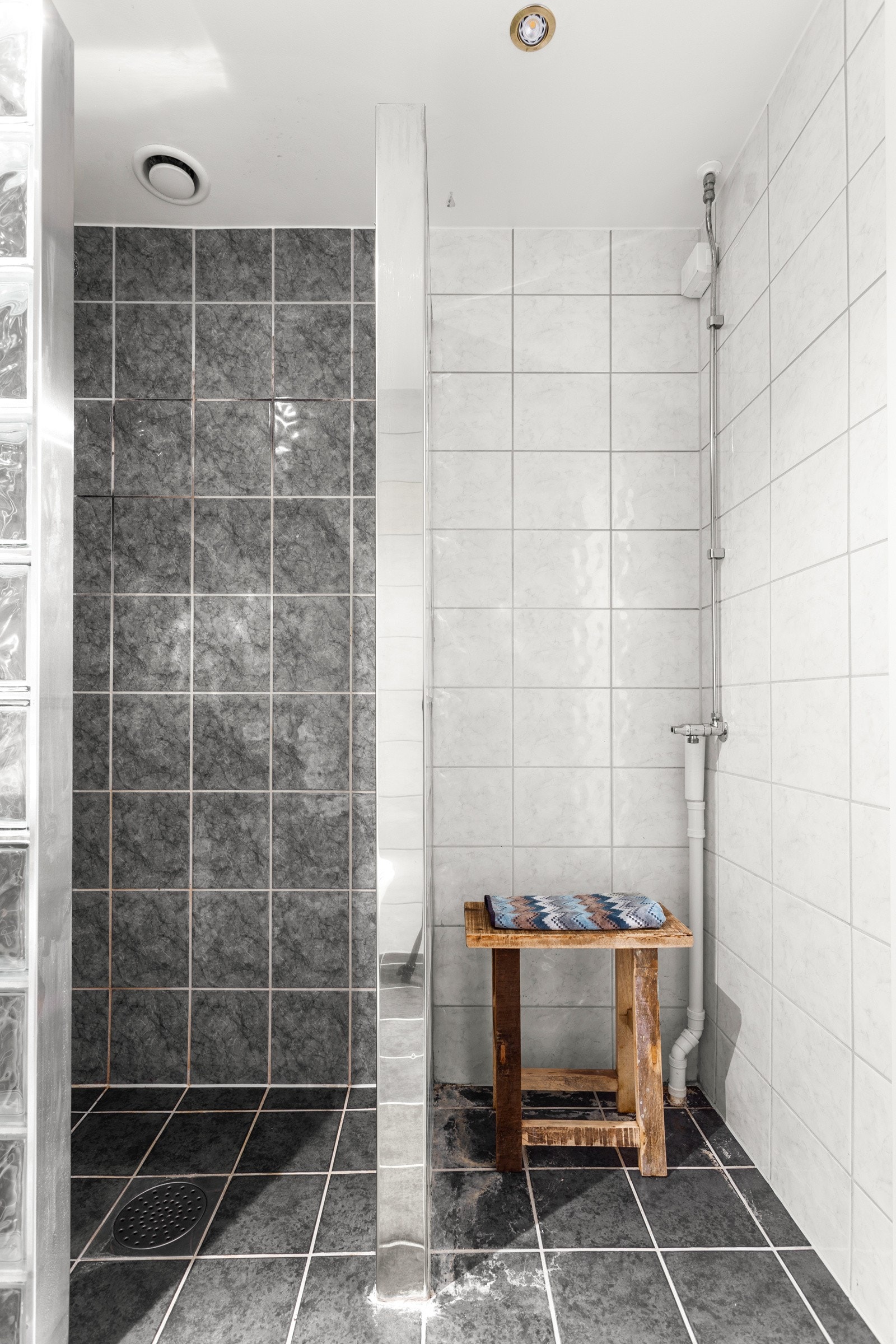 Videre har badet opplegg for vaskemaskin. Galleribilde