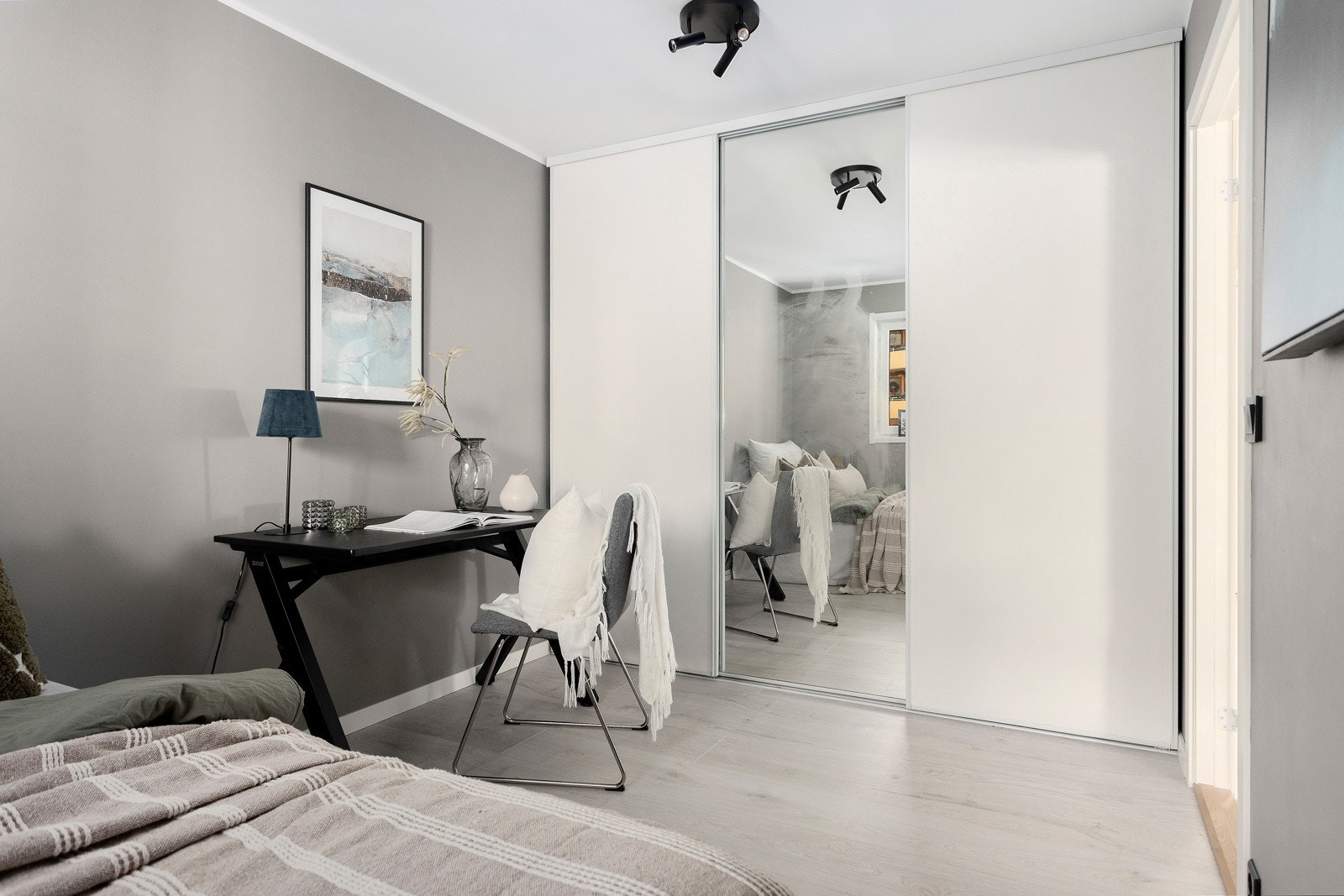 Soverom med stor, plassbygget skyvedørsgarderobe Galleribilde