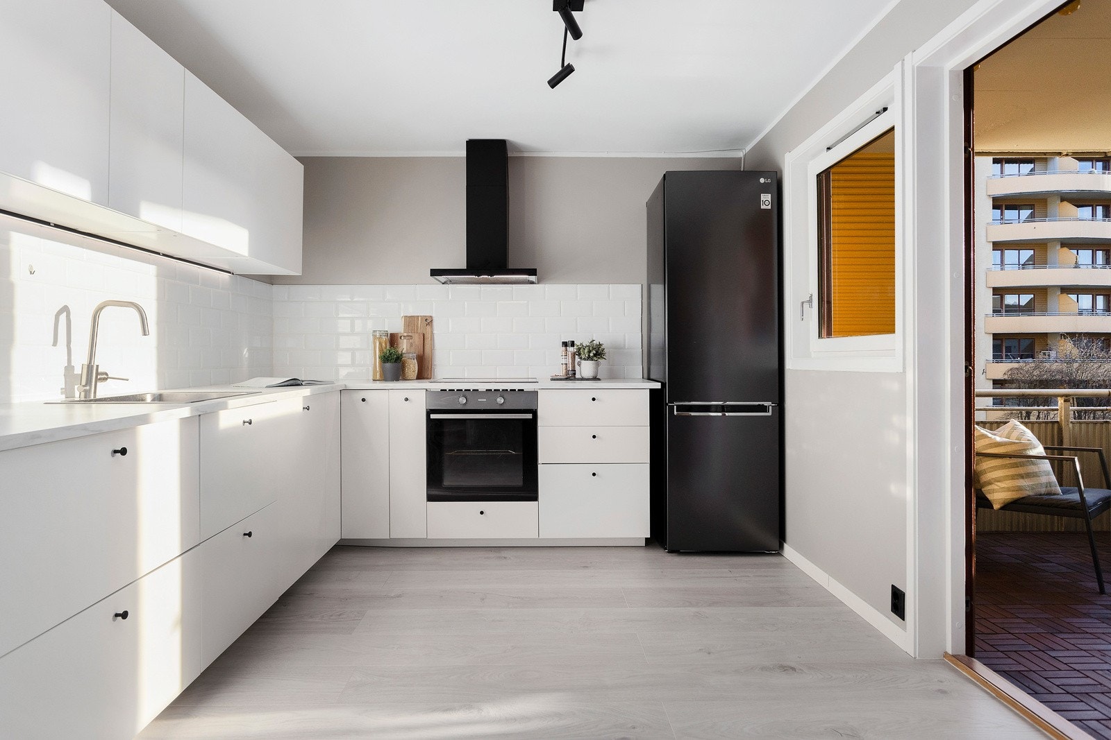 Ikea-innredningen fra 2022, med hvite glatte fronter og lyse laminerte benkeplater i imitert stein Galleribilde