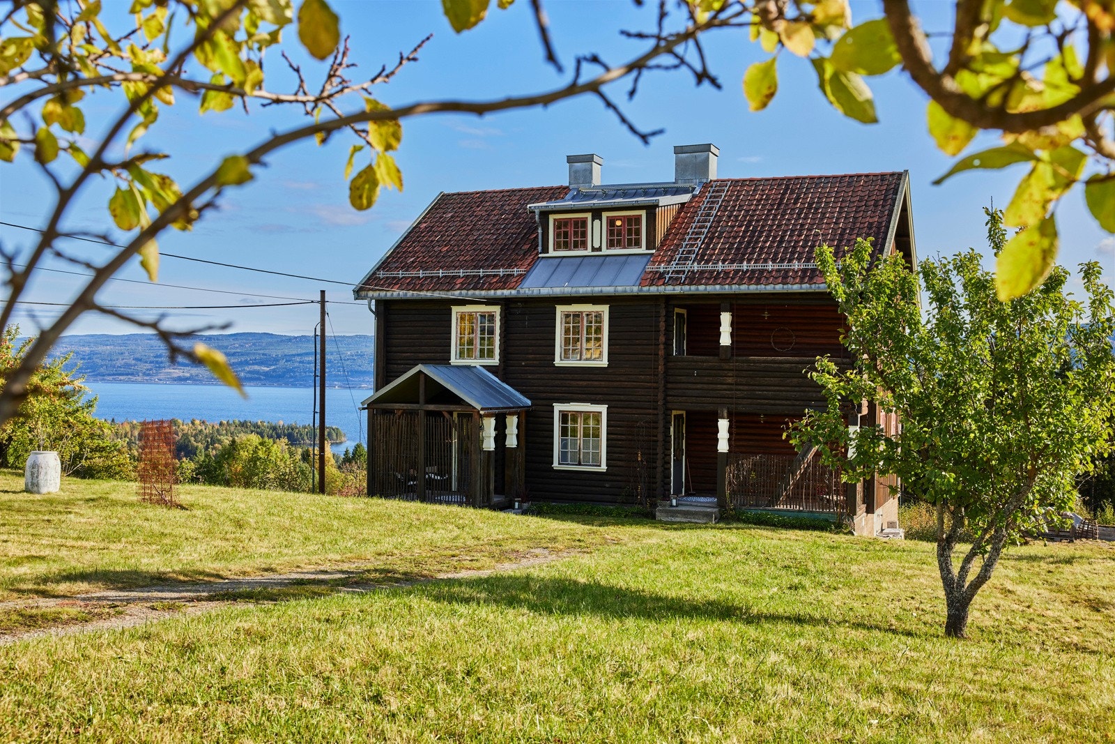 Klassisk og pen bolig med Mjøsa som bakteppe. Galleribilde