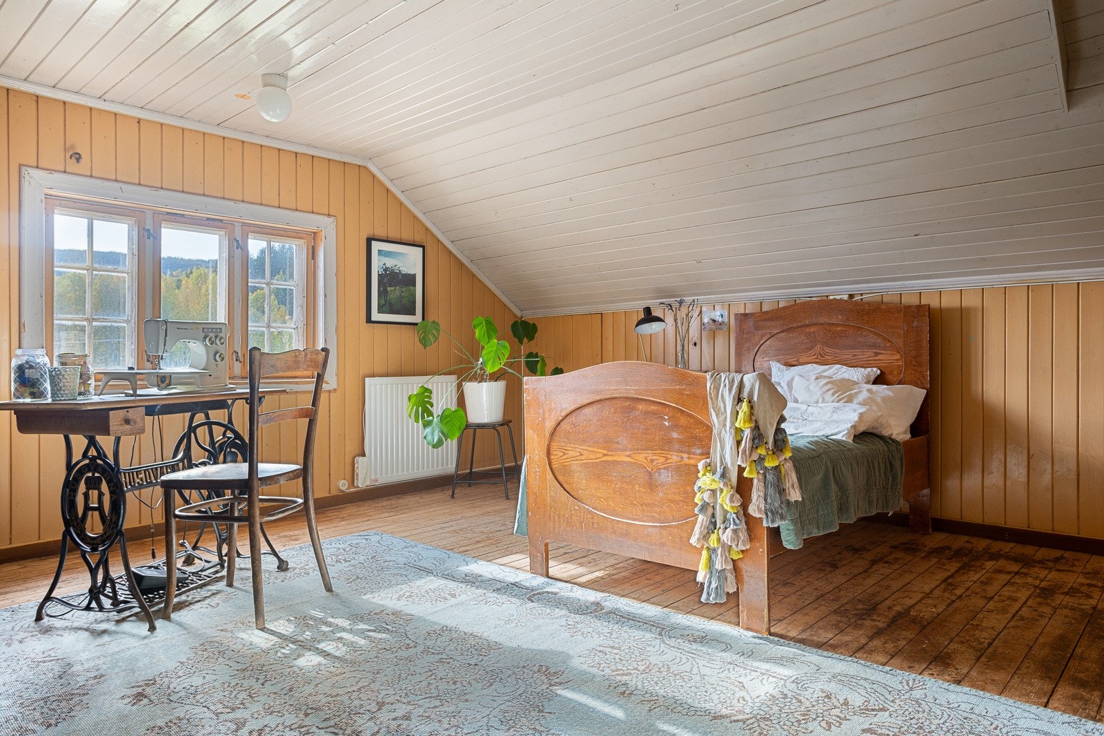 Rommene er delt med ett rom i 1.etasje, tre rom i 2.etasje og tre rom i loftetasje. Galleribilde