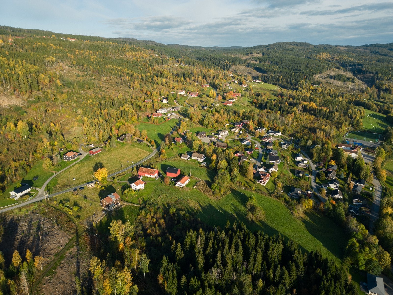 Eiendommen ligger idyllisk til på en høyde i terrenget med nydelig utsyn over Mjøsa og det omkringliggende landskapet. Galleribilde