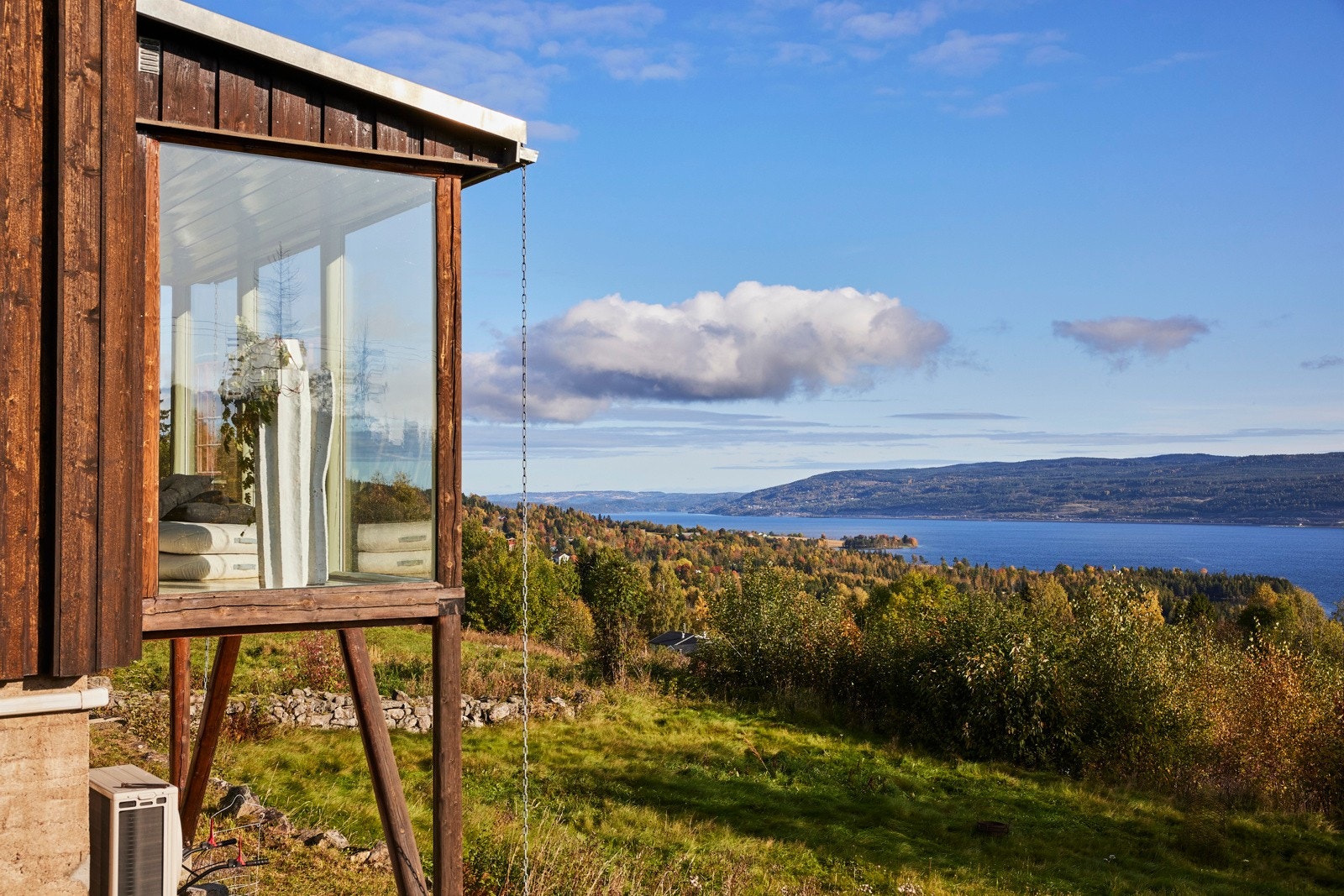 Lekkert og moderne tilbygg hvor utsikten kan nytes til det fulle! Galleribilde