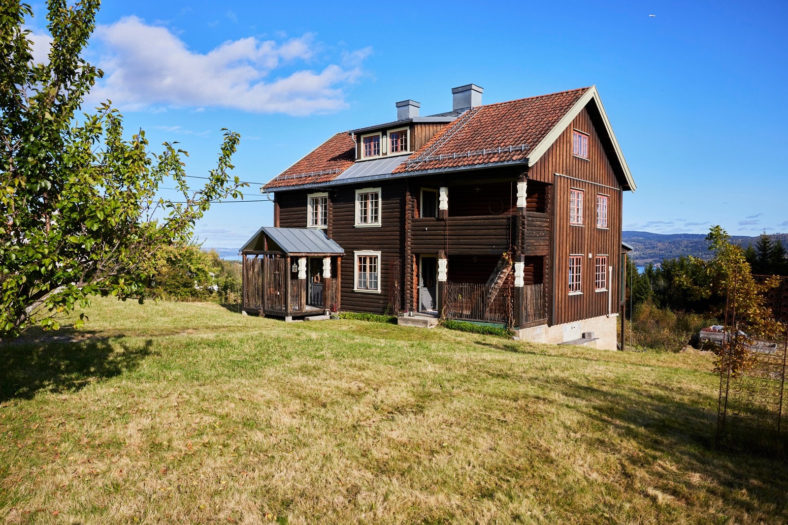 Tomta er romslig, over tre mål, så her er det rikelig med boltreplass for både liten og stor. Galleribilde