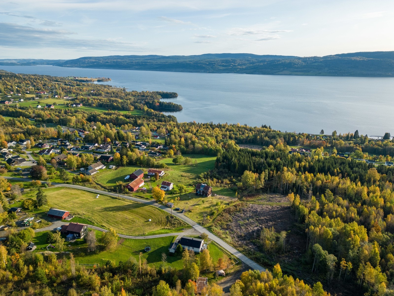 Fra eiendommen er det umiddelbar nærhet til marka med flotte tur- og friluftsområder, både sommer og vinter, flere sykkelstier, samt Mjøsa. Det er merket tursti langs Mjøsa. Galleribilde