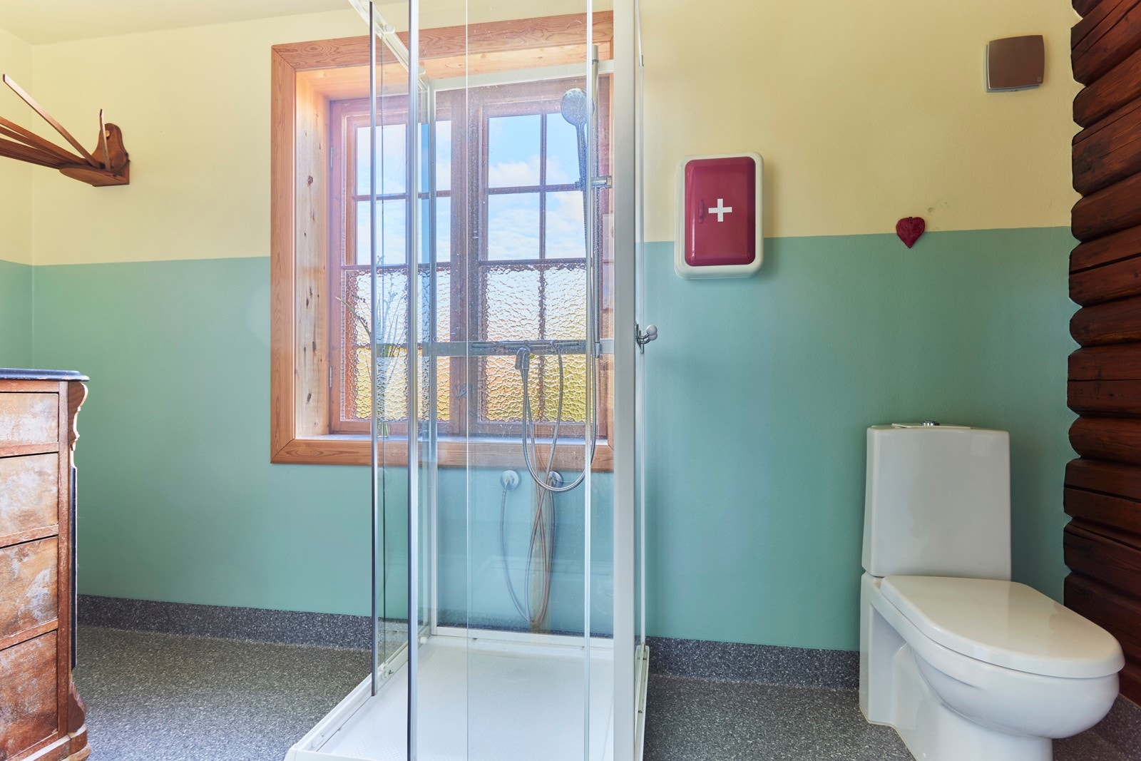 Badet er ifølge eiers representant bygget nytt i 2008. Innredet med vinylbelegg på gulv med oppbrett på vegg og klemt i sluket. Galleribilde