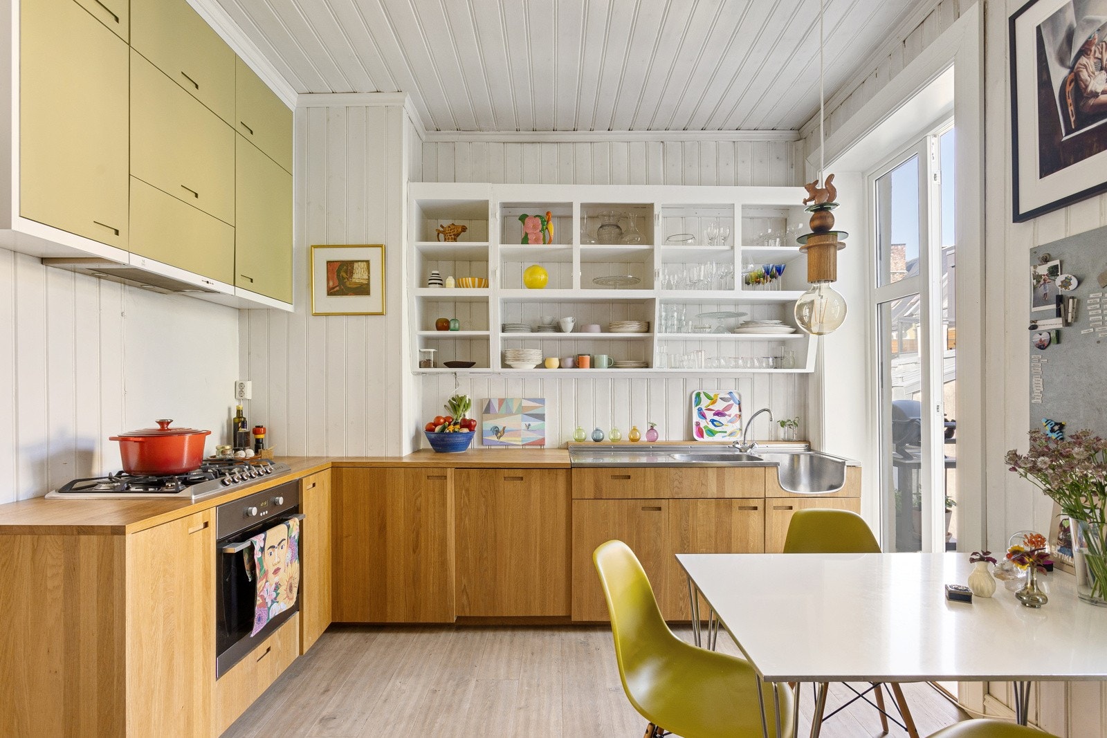 Flott kjøkkeninnredning fra 2017 med masse skap- og benkeplass.Kjøkkenet er fullt utstyrt med integrerte hvitevarer som medfølger i handelen. Galleribilde