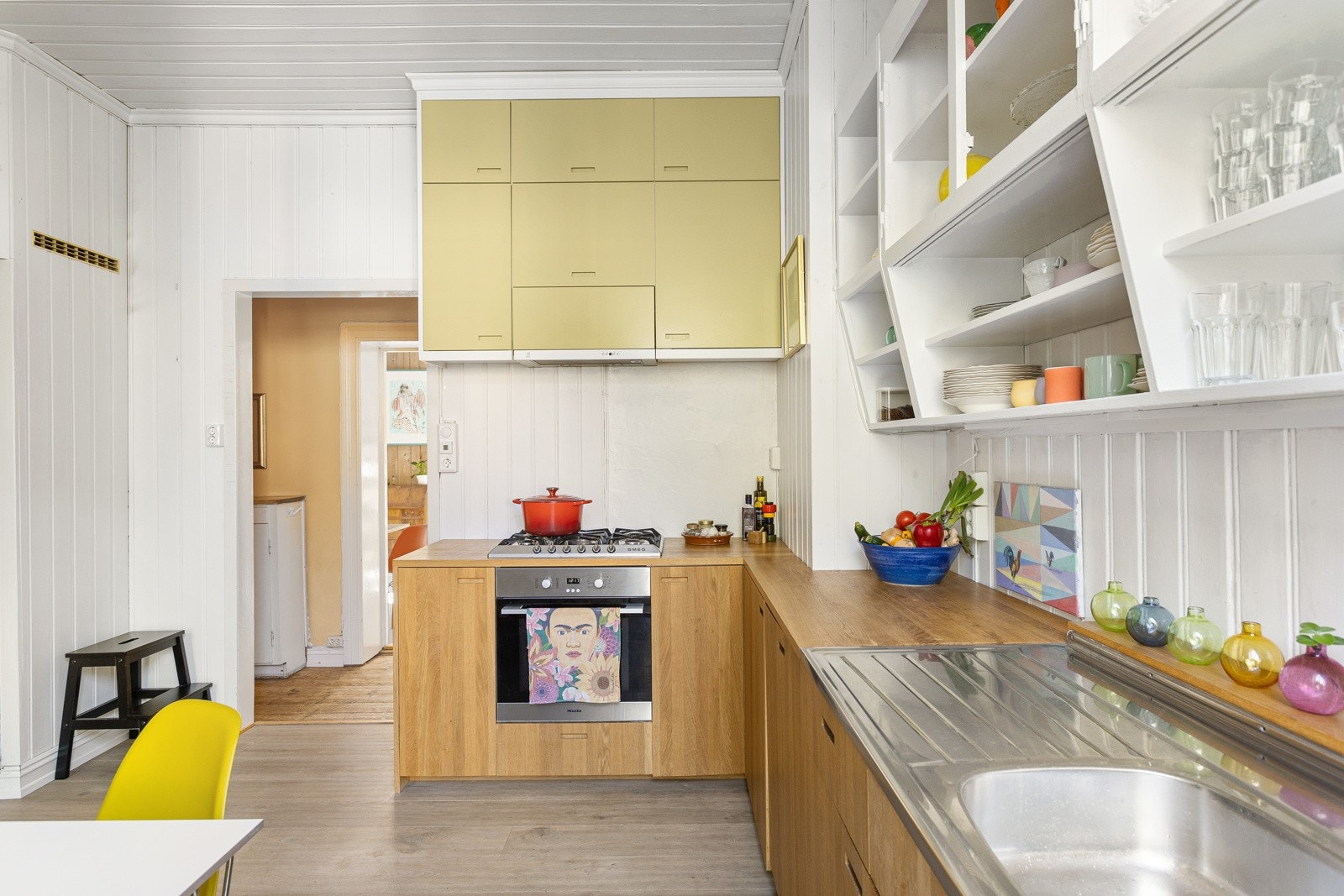 Integrerte hvitevarer som stekeovn, platetopp med gass, oppvaskmaskin og kjøleskap med frysedel. Galleribilde