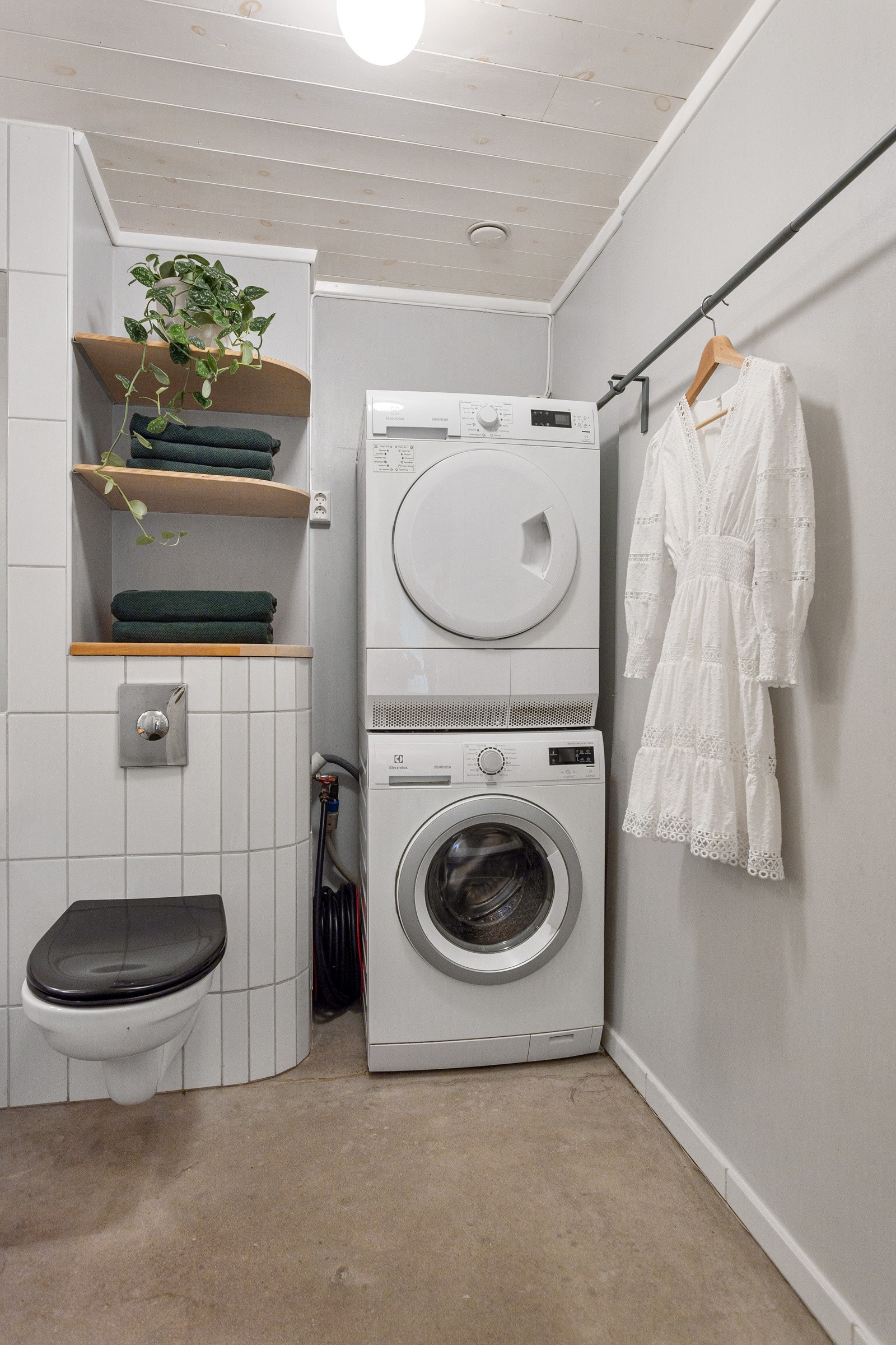 Det er også en nisje med plass og opplegg for vaskemaskin og tørketrommel over om ønskelig. Praktisk med vegghengt stang for oppheng og tørk av klær. Galleribilde