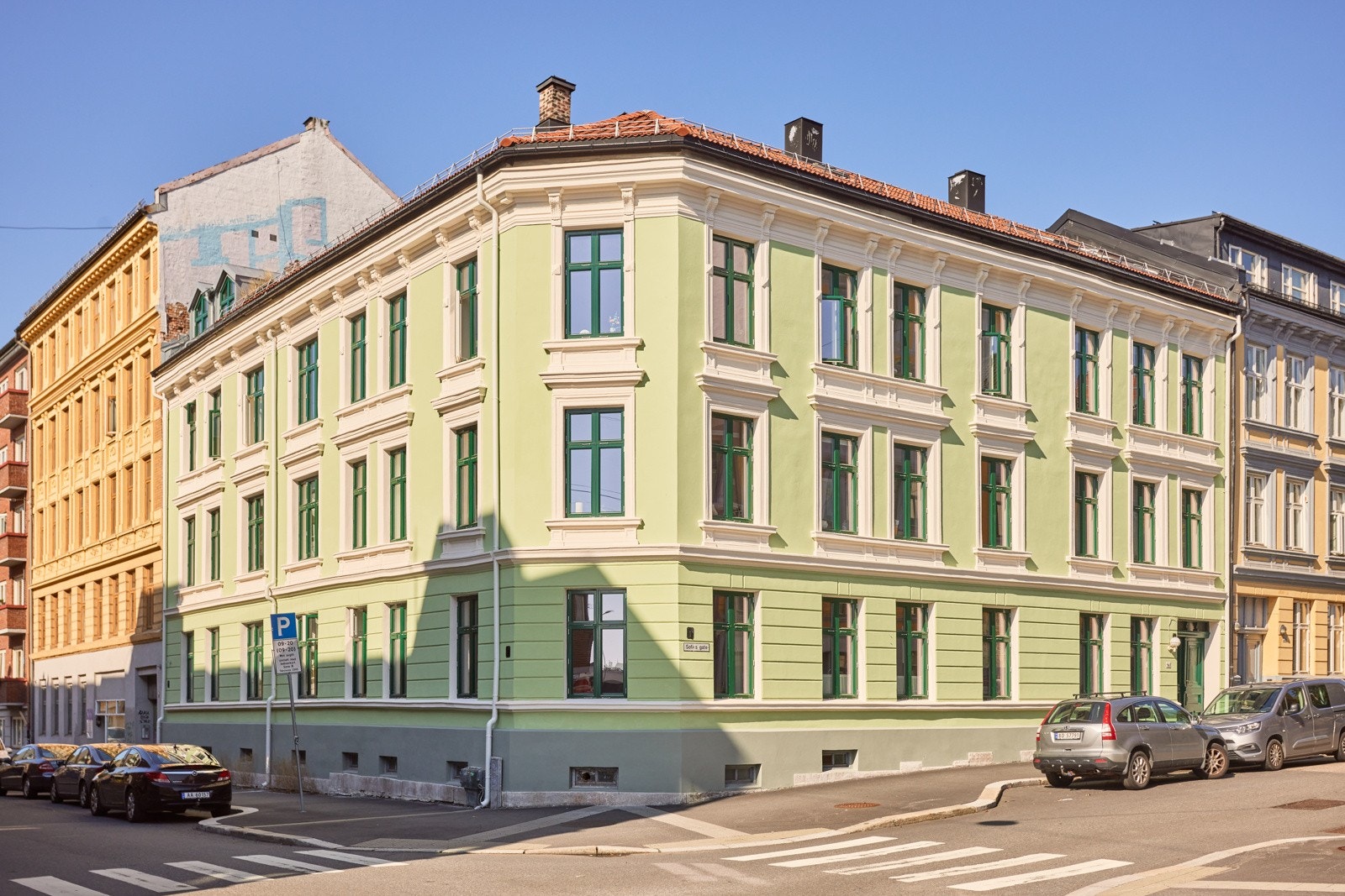 Her bor du med kort gangavstand til en rekke servicetilbud, forretninger, kaféer, restauranter og kollektivtilbud med både buss og trikk. Galleribilde