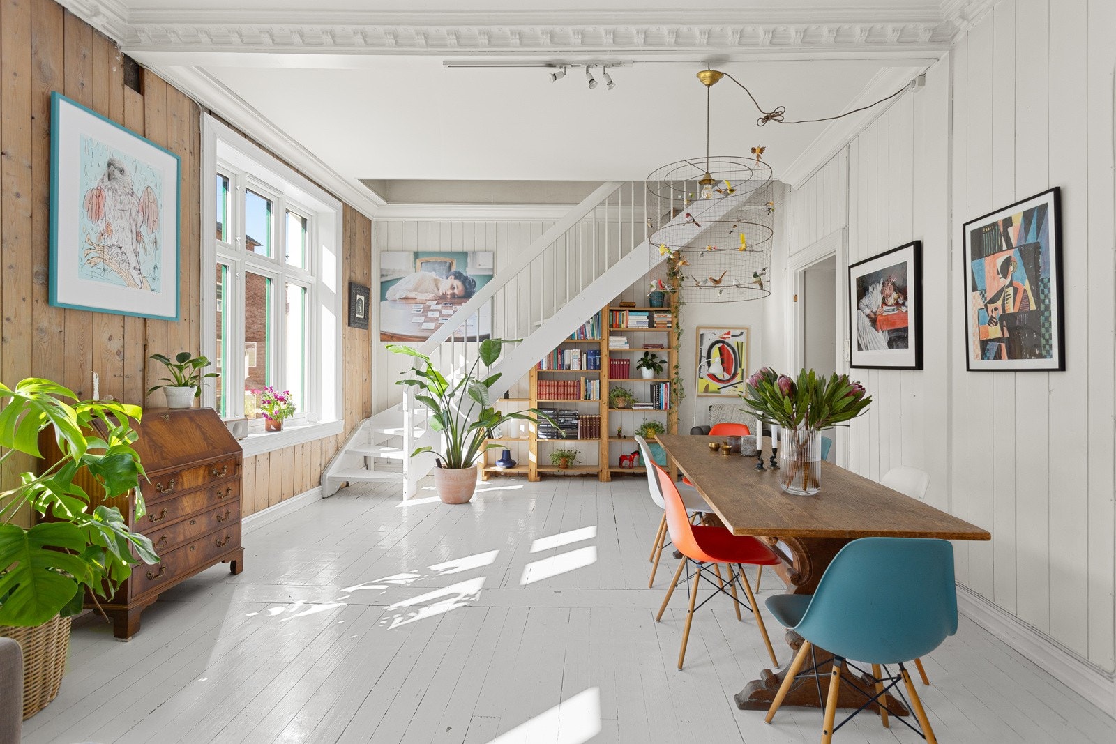 Lysinnslippet sammen med den gode takhøyden bidrar til en luftig romfølelse. Galleribilde