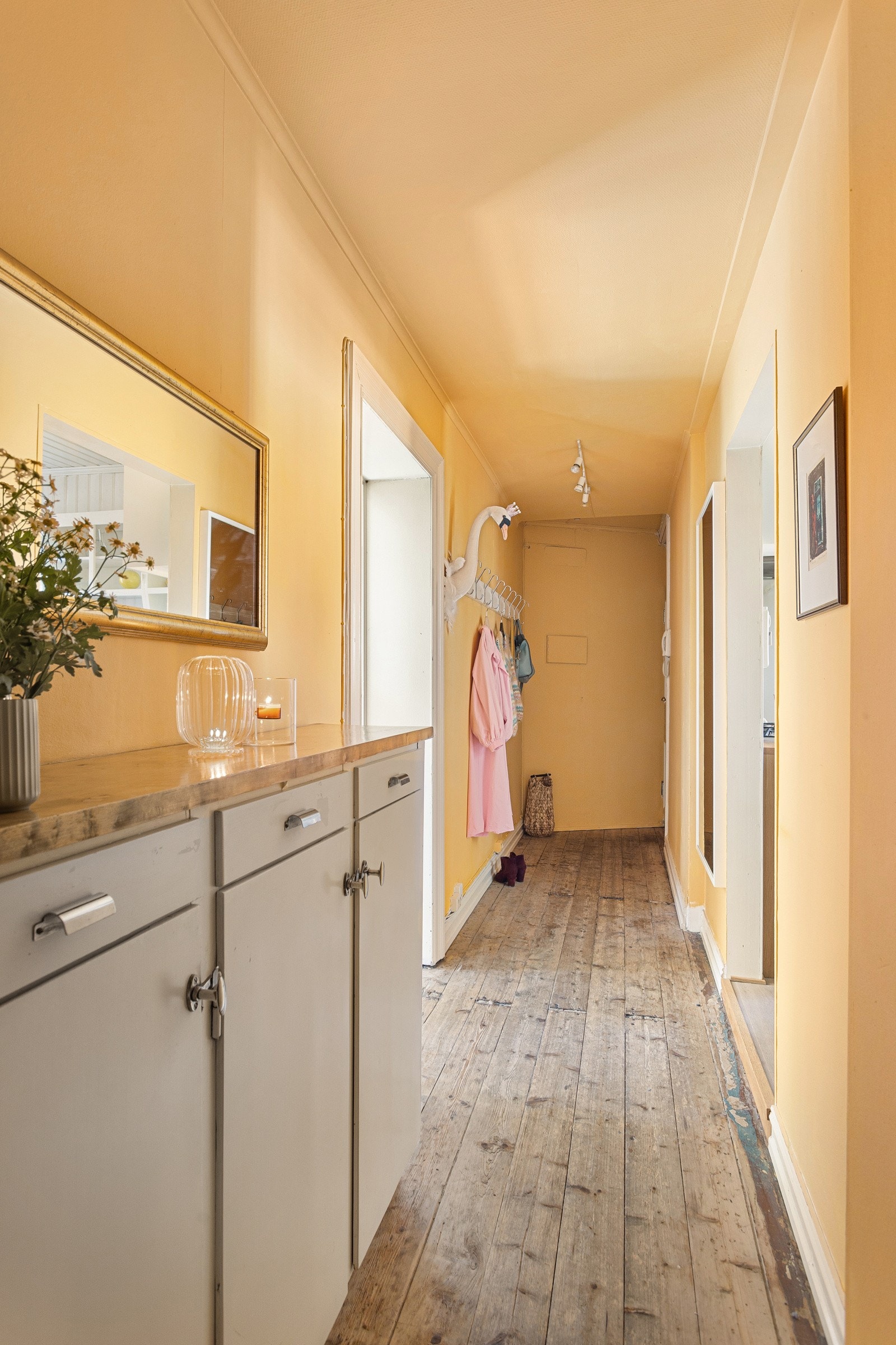 I entréen er det plass til skoskap og oppheng av yttertøy. Montert porttelefon og sikringsskap med automatsikringer på vegg. Galleribilde